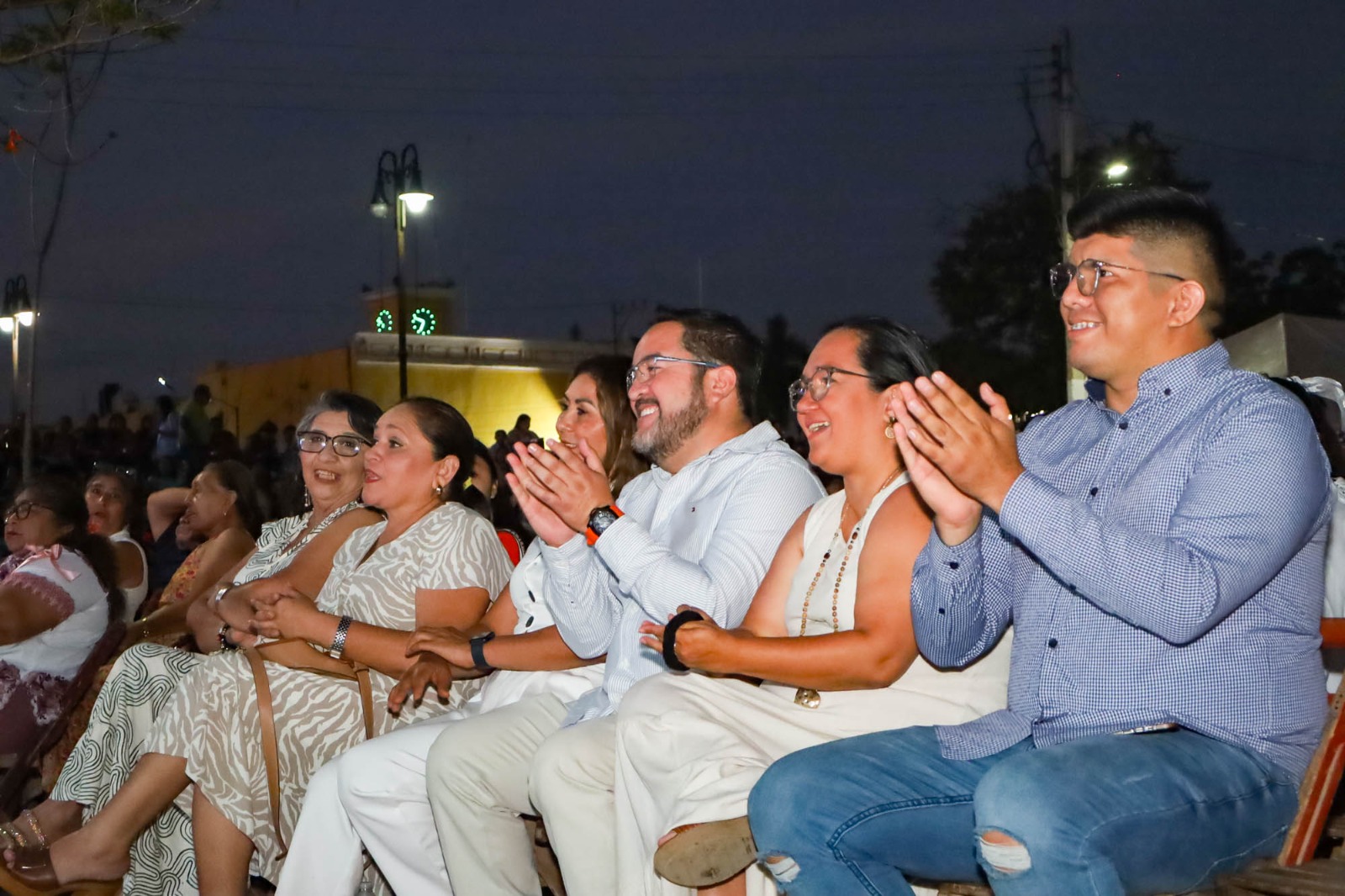 El evento, envuelto en un ambiente cálido, festivo y familiar, reafirmó el compromiso del actual gobierno municipal, amable, capaz e imparable, con el bienestar de las familias calkinienses, colocando a las madres como las grandes protagonistas de esta significativa celebración.