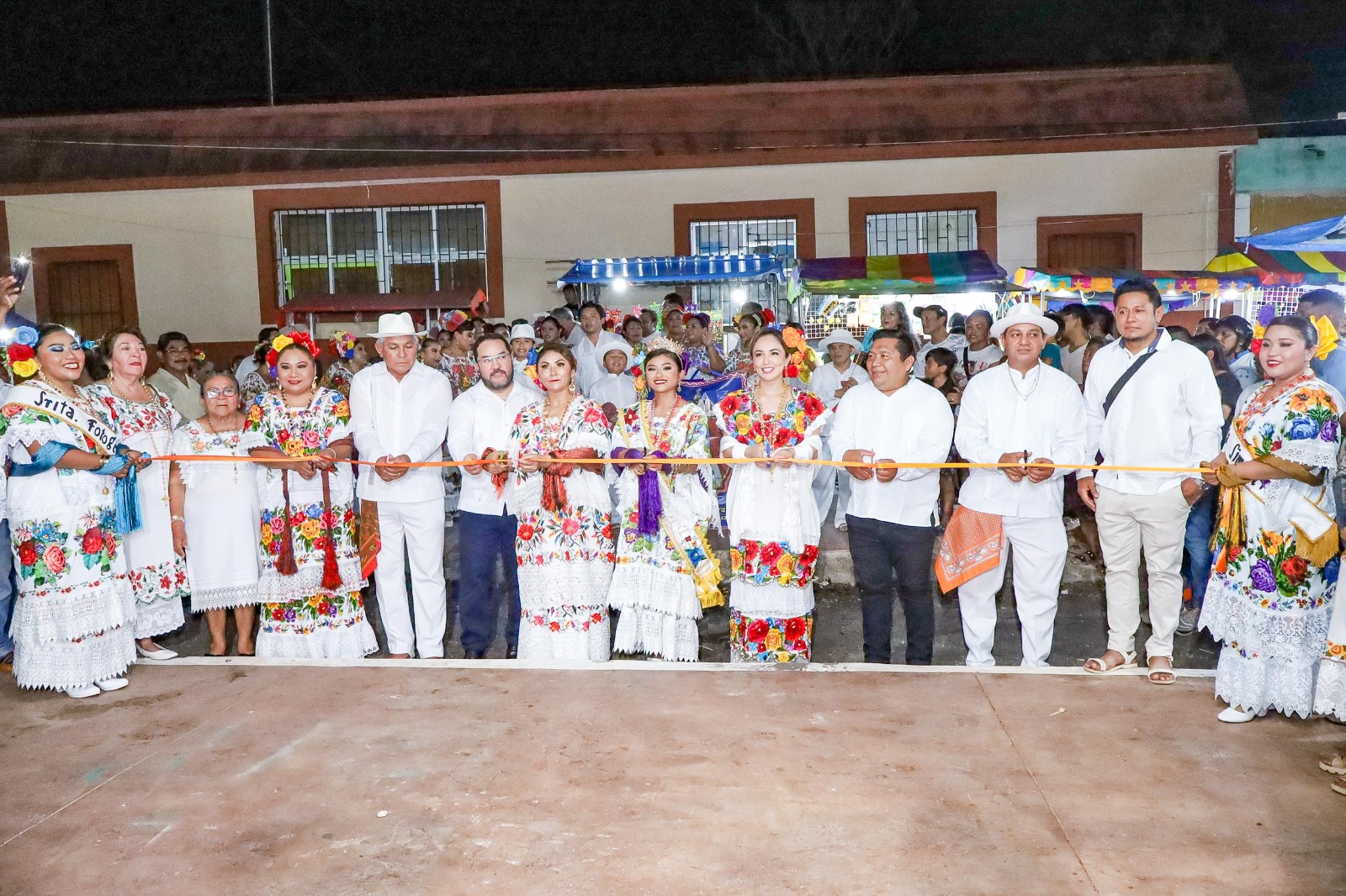 Con la participación de autoridades municipales, música regional y un ambiente lleno de alegría, se llevó a cabo el acto inaugural de la Feria Tradicional de la Colonia Fátima 2025, una de las festividades más representativas del municipio de Calkiní.