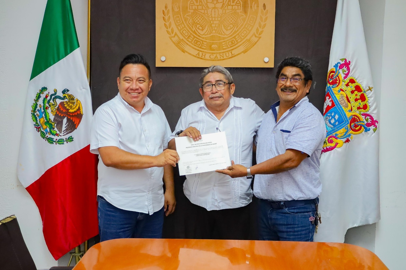 En un acto oficial, el Secretario del H. Ayuntamiento, Joaquín Uc Kú y el Director de Contraloría, Jesús Nazareno Collí Chi, hicieron entrega del nombramiento al Profr. Gaspar A. Herrera Farfán, quien asumirá las funciones como nuevo Director de Gobernación, con la responsabilidad de contribuir al orden, la legalidad y el buen funcionamiento de esta dirección.