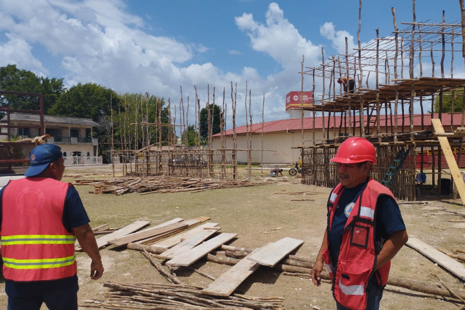 Como parte de sus labores cotidianas, el personal de la dependencia ha atendido de manera oportuna reportes relacionados con incendios, verificación de protocolos de seguridad durante celebraciones tradicionales, así como la remoción de obstáculos que afectan la libre circulación en la vía pública, ocasionados principalmente por la caída de árboles.