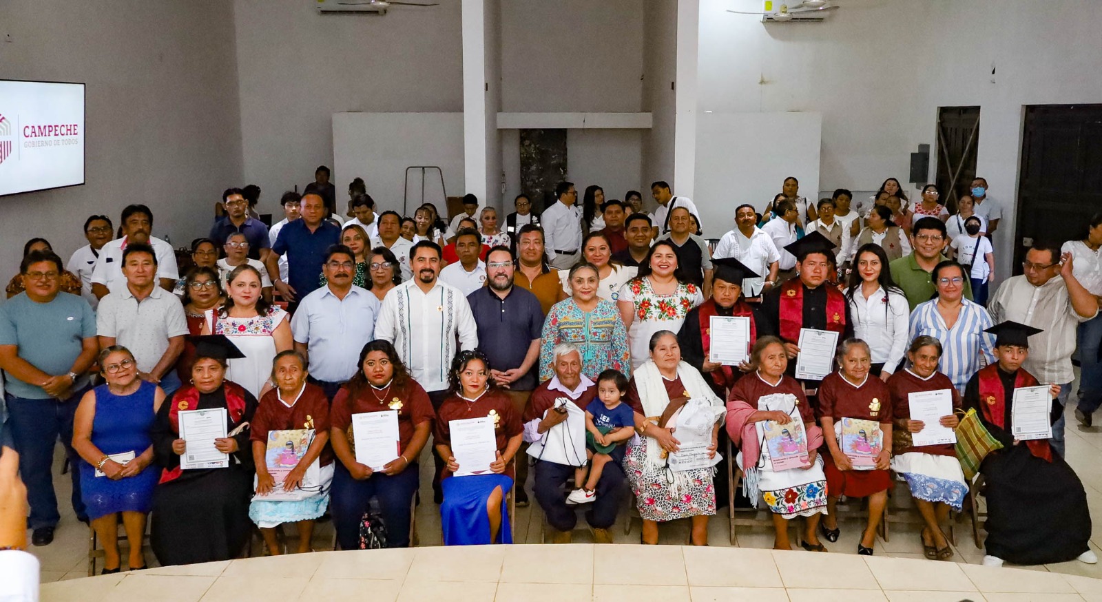 El acto protocolario se llevó a cabo en el auditorio de la Casa de Cultura “Profr. Alonso Reyes Cuevas”, contando con la presencia del Director General del IEEA en Campeche, Jorge Alberto Sanmiguel Wong, y de la delegada del IEEA en Calkiní, Irayde del Carmen Avilez Kantún, quienes refrendaron su compromiso institucional de trabajar coordinadamente con el gobierno municipal para brindar mayores oportunidades educativas a los jóvenes y a los adultos.