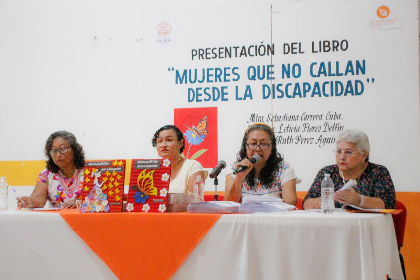 El evento se llevó a cabo en la Casa de Cultura “Profr. Alonso Reyes Cuevas”, y estuvo encabezado por el Secretario del H. Ayuntamiento, Profr. Joaquín Uc Ku, acompañado por la Directora de Educación, Cultura, Deporte y Turismo, Lilia Mercedes Canto González, y la regidora de Derechos Humanos y de la Mujer, Mtra. Andrea Guadalupe Palomo Cuevas.