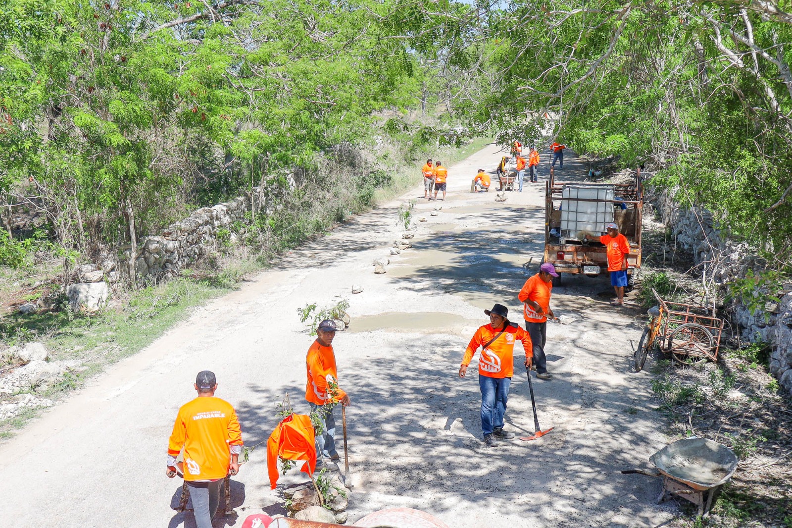 Por su parte, el Alcalde Millán Atoche señaló que el trabajo coordinado con las autoridades locales permite avanzar en la mejora de caminos Estatales, garantizando mayor seguridad y bienestar a las familias que transitan diariamente por estas vías.