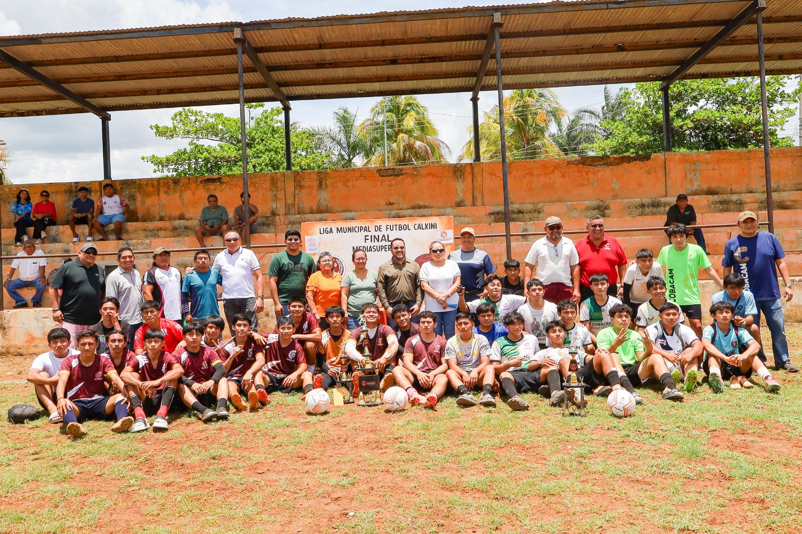 Como parte de la premiación, se otorgó el trofeo al campeón goleador, Edgar Irán Chi, del CBTis 126. Posteriormente, se entregaron los trofeos al subcampeón, COBACAM Plantel 13, y al campeón del torneo, el equipo del CBTis 126, que se alzó con el título tras un destacado desempeño.