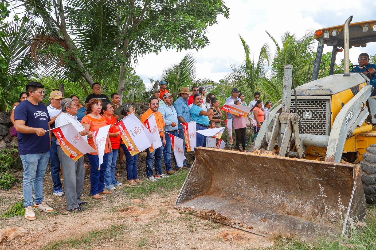 Con esta obra, el Ayuntamiento de Calkiní continúa generando condiciones para una mayor productividad en el campo, atendiendo las necesidades y fortaleciendo el desarrollo integral del municipio. Porque cuando el campo avanza, Calkiní también.