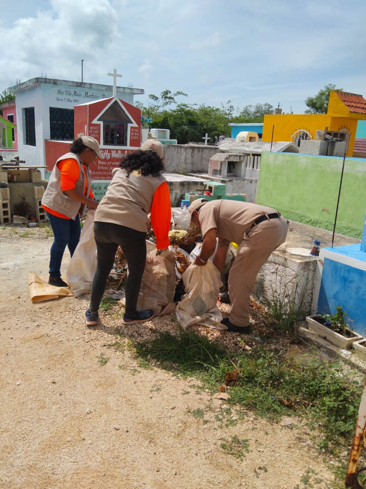 Con paso firme, continúa la campaña "Manos a la Obra: Salud y Prevención" en esta intervención se atendió la comunidad de Tepakán, una estrategia integral que contempla acciones de descacharrización, control larvario y vacunación antirrábica, impulsadas por el Ayuntamiento de Calkiní a través del Departamento de Salud Municipal.