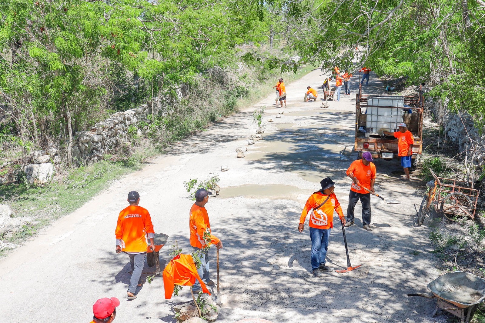 Estas acciones se realizan sin descuidar el bacheo dentro de la ciudad, con el objetivo de garantizar vialidades más seguras, funcionales y dignas para todas y todos.