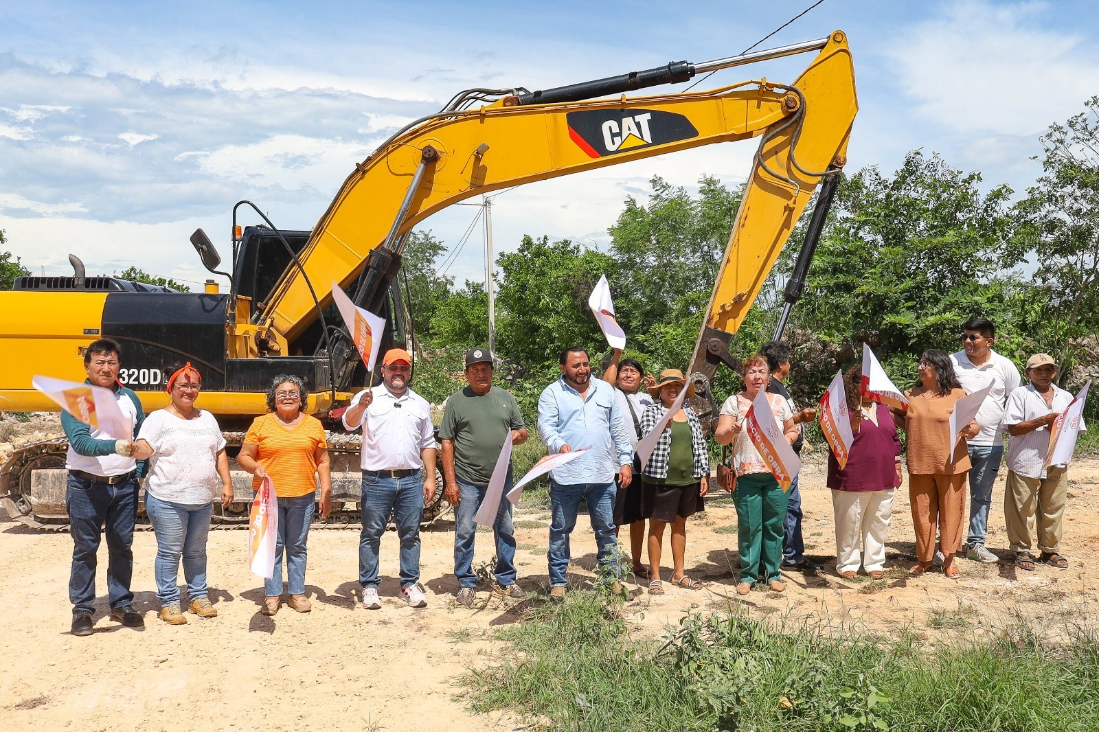 El Ayuntamiento de Calkiní continúa fortaleciendo al sector agropecuario con obras que responden a las necesidades de los productores. El Presidente Municipal Milton Ulises Millán Atoche dio el banderazo de inicio a la construcción de caminos saca cosechas en Montecristo y San Francisco, beneficiando directamente a quienes diariamente trabajan la tierra