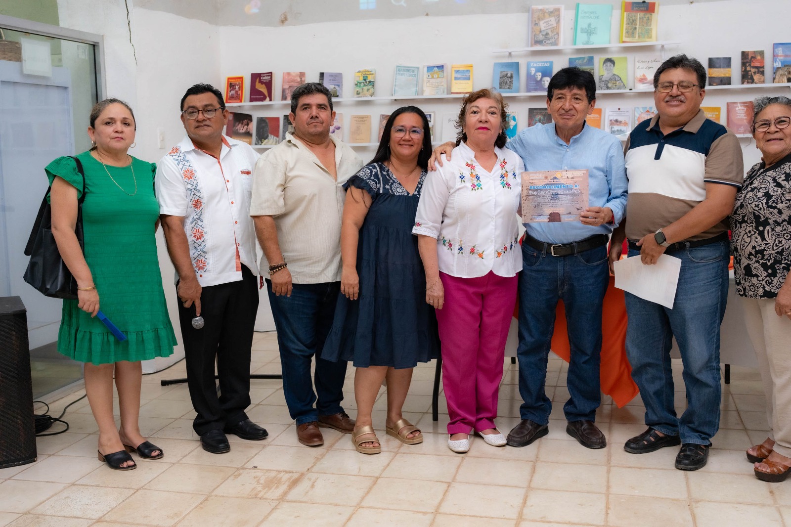 En el marco de las festividades del Año Nuevo Maya, la Alcaldía de Calkiní, a través de la Dirección de Educación, Cultura, Deporte y Turismo, llevó a cabo una velada literaria en el Salón de la Historia, donde el escritor y especialista en cultura maya Jorge Miguel Cocom Pech presentó la ponencia “Nueva clasificación y traducción literaria de los Cantares de Dzitbalché”.
