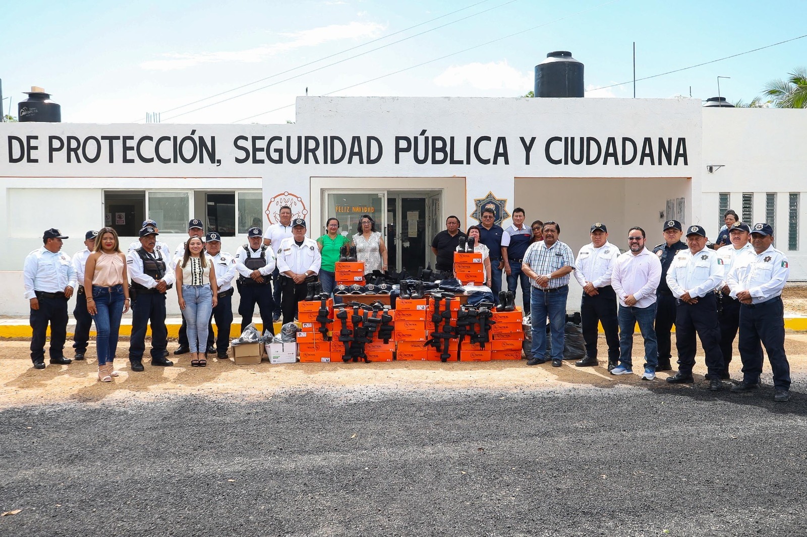 Con el propósito de seguir dignificando la labor de la Policía Municipal, el Presidente Municipal, Milton Ulises Millán Atoche, acompañado de regidores y directores del H. Ayuntamiento, entregó uniformes a los 43 elementos que integran la corporación.