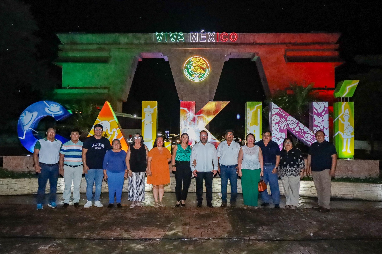 El evento contó con la participación del Mariachi Real de mi Tierra, cuyas interpretaciones enaltecieron la velada, además de un espectáculo de pirotecnia que iluminó la noche y realzó la majestuosidad del Arco Maya, símbolo emblemático de nuestra identidad cultural.