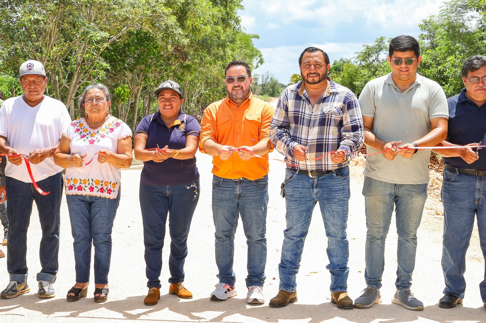Cumpliendo su palabra y compromiso con los productores, el Presidente Municipal afirmó que se continuará apoyando al campo con obras que faciliten el acceso a las zonas de cultivo, fortaleciendo así la economía y productividad de los agricultores calkinienses.