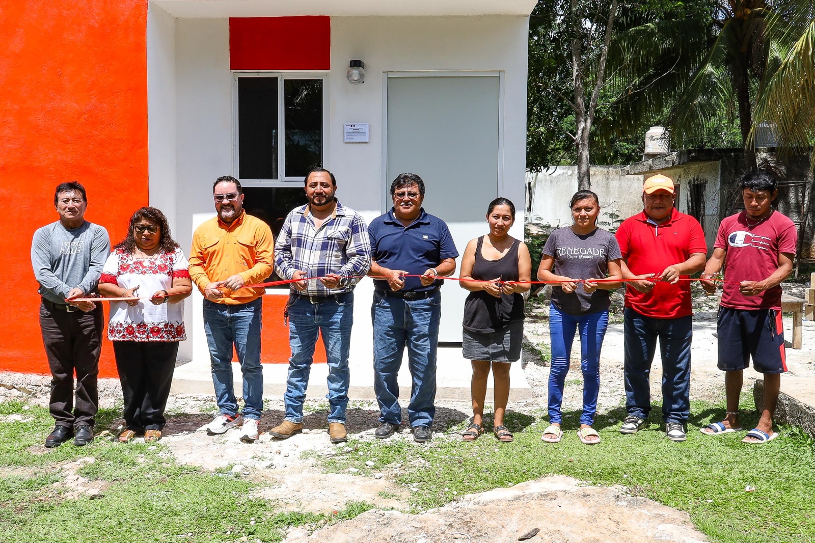 Por su parte, el director de Desarrollo Económico, Agropecuario, de Inclusión y Bienestar Social, Filiberto Jesús Ku Turriza, destacó que la obra representó una inversión de $526,466.16, destinada a la construcción de tres cuartos dormitorios que hoy benefician directamente a igual número de familias en Tankuché.