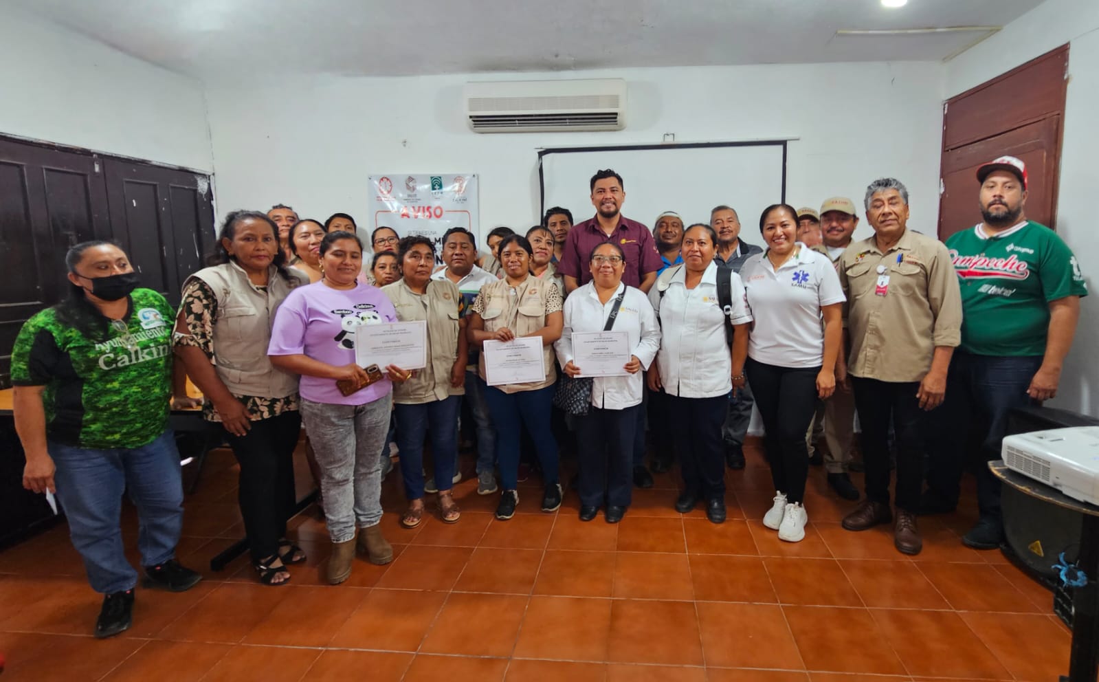 La actividad se llevó a cabo en las instalaciones del Departamento de Salud Municipal, con el objetivo de reforzar los conocimientos y capacidades del personal de salud y de la comunidad para garantizar una atención oportuna y eficaz en la prevención de estas enfermedades.