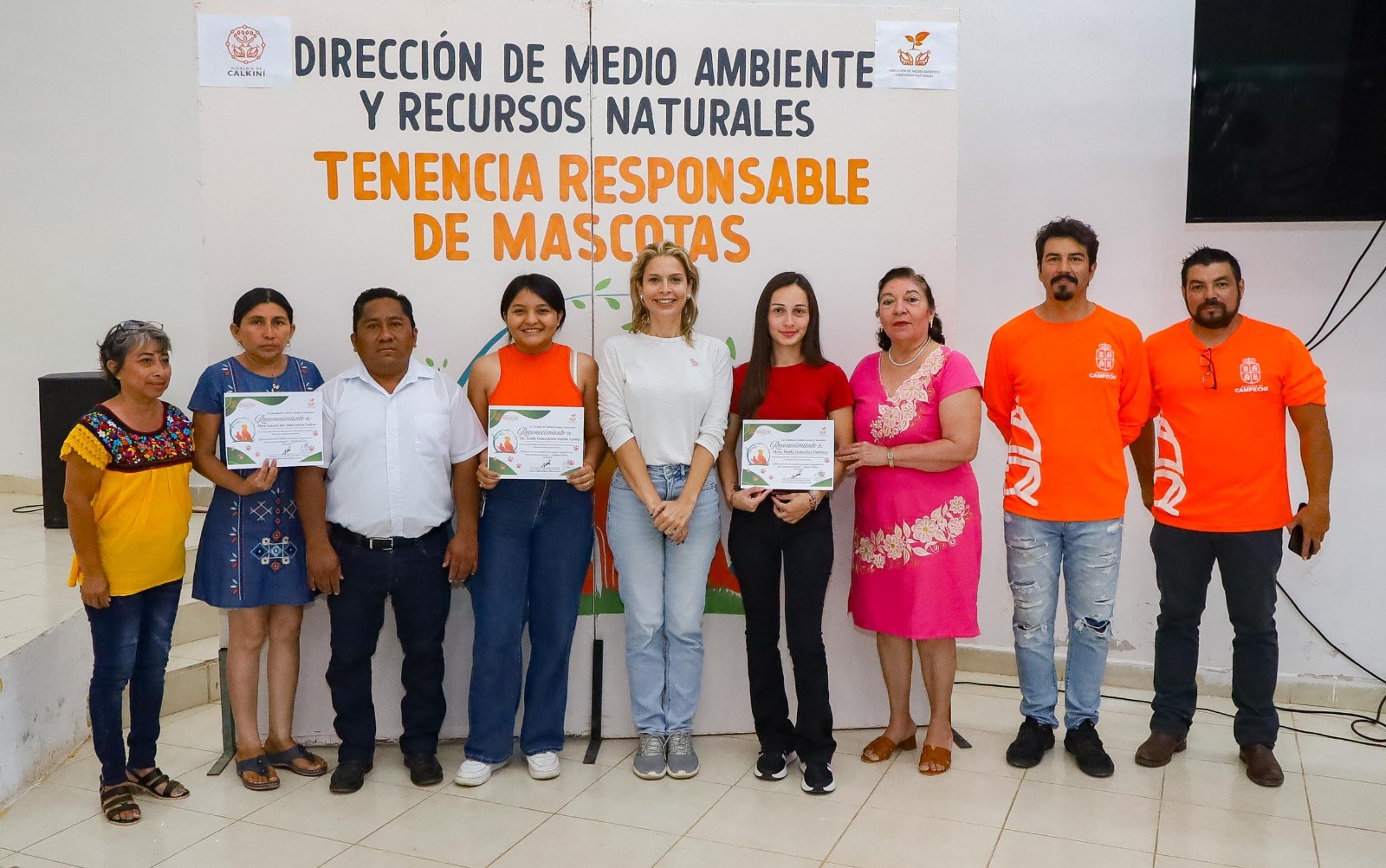 En representación del Presidente Municipal, asistió el Secretario del H. Ayuntamiento, Joaquín Uc Kú, acompañado de regidores y directores, quienes reiteraron el compromiso de la administración municipal de seguir impulsando acciones que promuevan el respeto, la protección y el cuidado responsable de los animales en Calkiní.