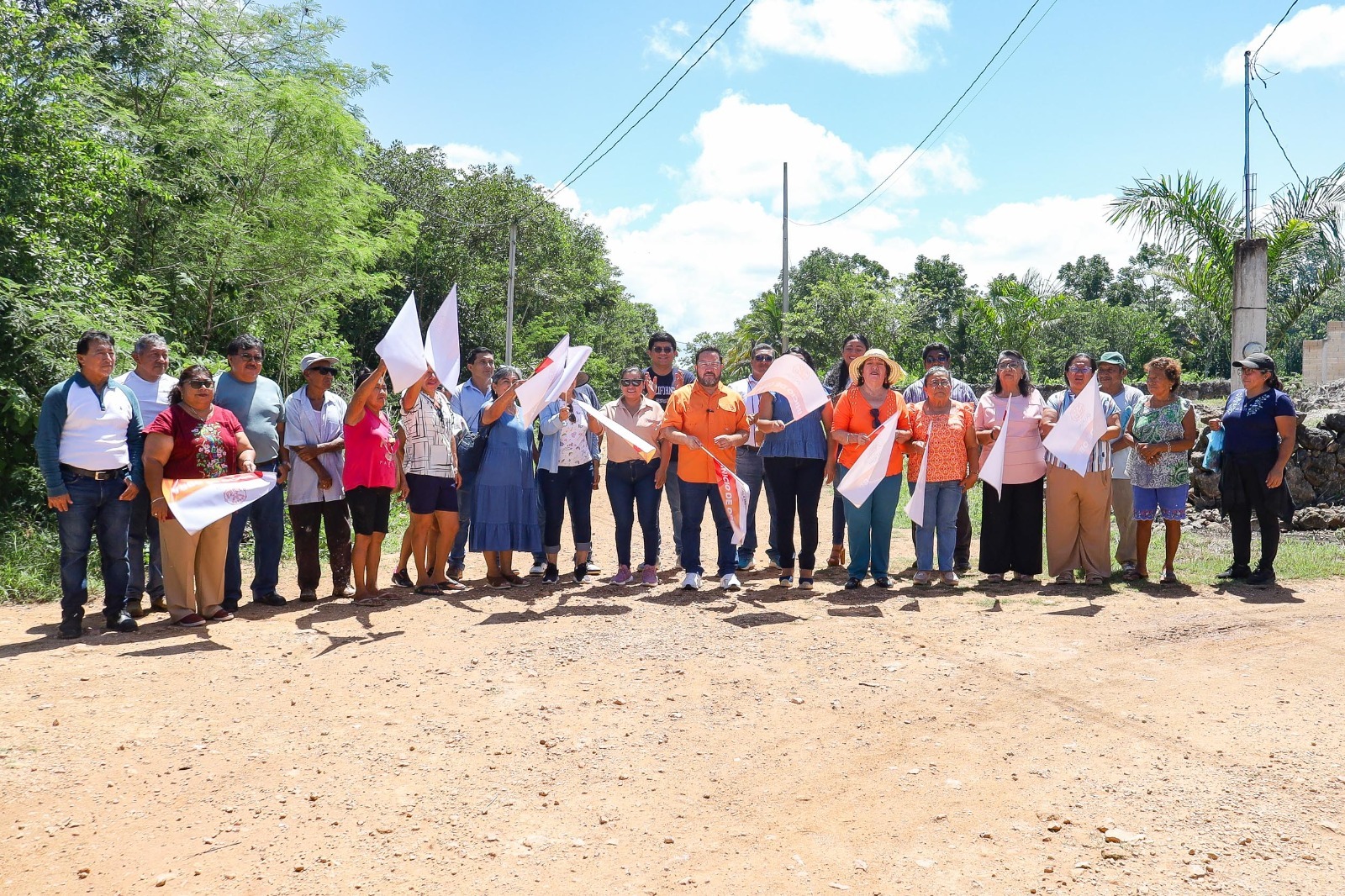 En el acto estuvieron presentes la directora de Obras Públicas y Desarrollo Urbano, Ing. Viviana Elidé Ruz Sáenz; la presidenta de la Junta Municipal de Bécal, Leidy Ruby Cauich Aquino; así como regidores, directores municipales y vecinos, quienes atestiguaron este importante compromiso asumido por las autoridades.