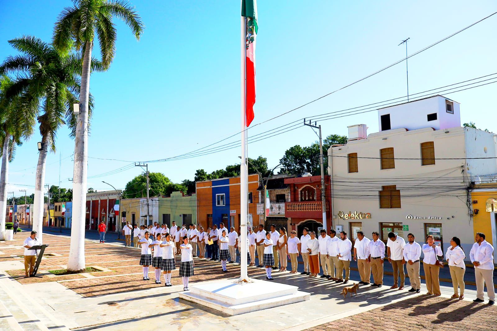 El acto se realizó en la explanada del Palacio Municipal, donde se llevó a cabo el izamiento del lábaro patrio y se rindieron honores a los símbolos nacionales, en un ambiente de respeto y unidad.