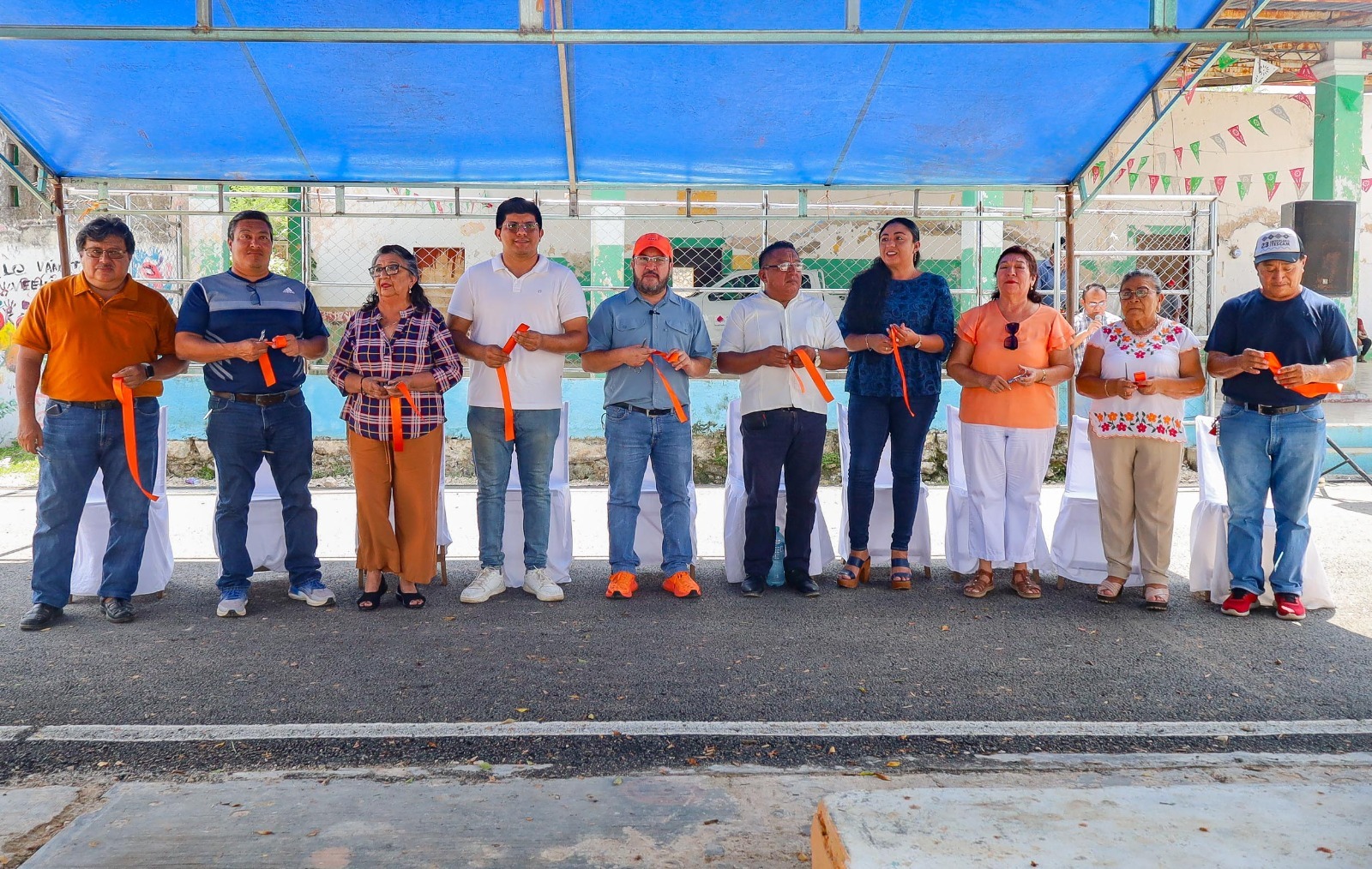 En compañía del comisario municipal Jesús Dzib Uicab, regidores del H. Ayuntamiento y vecinos de la comunidad, el alcalde realizó el corte de listón, entregando formalmente una obra que responde a una de las principales demandas de San Antonio Sahcabchén.
