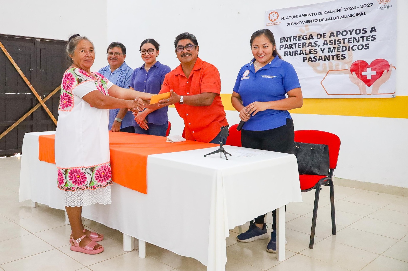 En conmemoración del Día Internacional de las Mujeres Rurales, el Ayuntamiento de Calkiní, que encabeza el presidente municipal Milton Ulises Millán Atoche, reconoció la dedicación y servicio de las asistentes rurales, parteras y pasantes de medicina que día a día brindan atención y acompañamiento en las comunidades más apartadas.