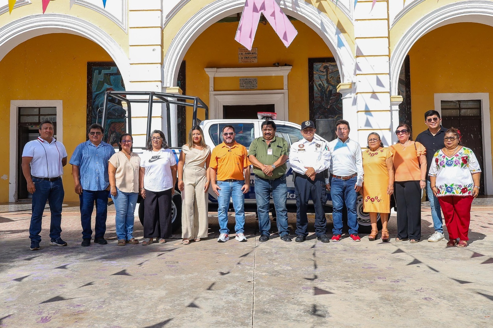 “Durante mucho tiempo la Policía Municipal no contaba con unidades propias, siempre dependiendo del apoyo estatal. Hoy, junto con el H. Cabildo, logramos adquirir estas patrullas, además de brindar uniformes, material de oficina y mejorar sus instalaciones. Estamos fortaleciendo a nuestra policía para servir mejor a la ciudadanía”, expresó Millán Atoche.