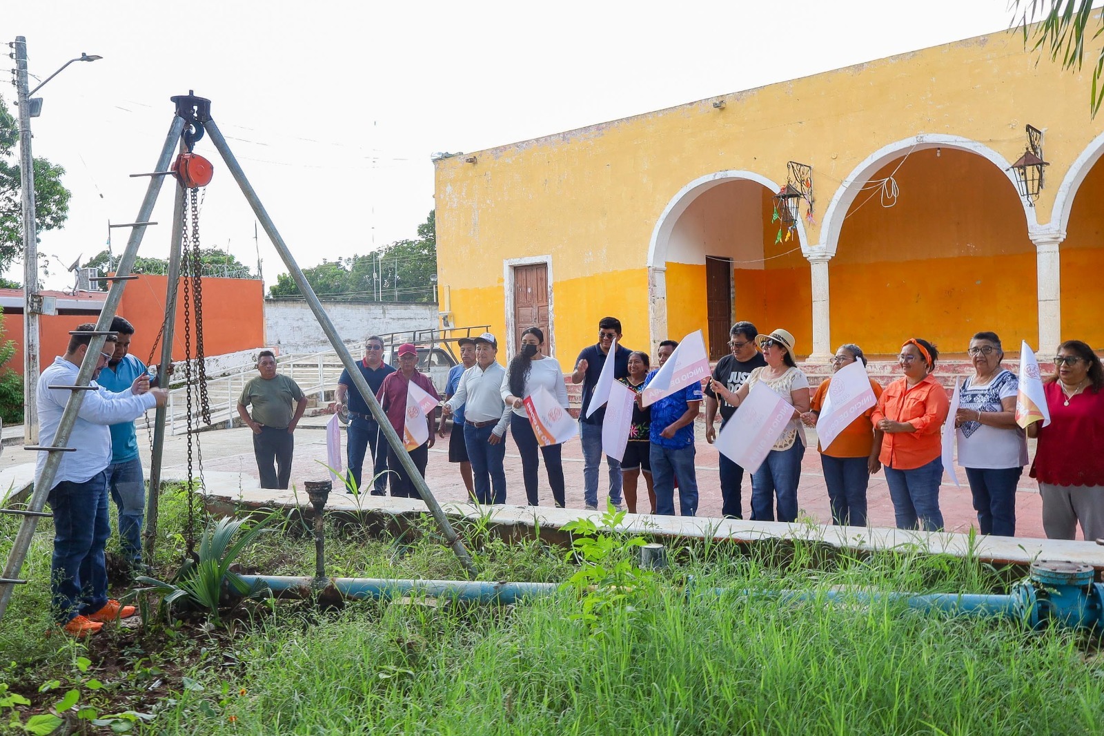 Los trabajos incluyen el cambio del tren de descarga, la instalación de un motor sumergible de 15 caballos de fuerza con su bomba sumergible, así como la colocación de una reja de acero para delimitar y proteger el área del tren de descarga, ubicada en el parque principal de la comunidad.