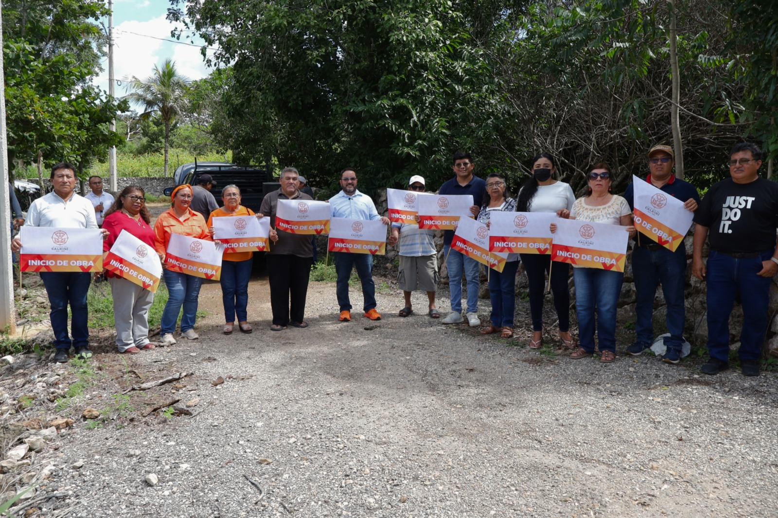 El presidente municipal reconoció la solidaridad de los vecinos que, durante años, han hecho posible el acceso al agua gracias al apoyo de un trabajador de la Dirección de Agua Potable que prestó su pozo para el suministro. “Hoy damos un paso importante hacia una solución definitiva. Con esta nueva red de agua entubada, no solo mejoraremos el servicio en el Divino Niño, sino que también se beneficiarán los vecinos de la colonia Guadalupe”, expresó.