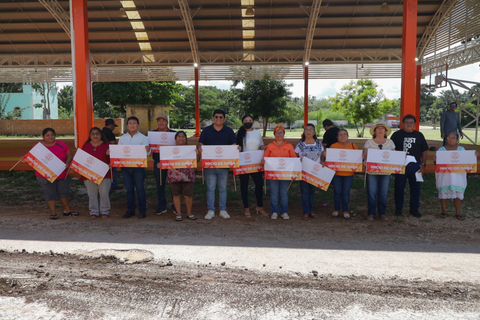 El personal de la Dirección de Obras Públicas explicó que las labores contemplan la nivelación del terreno con equipo topográfico, la aplicación de base hidráulica con un espesor promedio de 11 centímetros, y la pavimentación a base de doble riego de sello y un riego tapón, cubriendo una superficie total de 1,059.50 metros cuadrados.