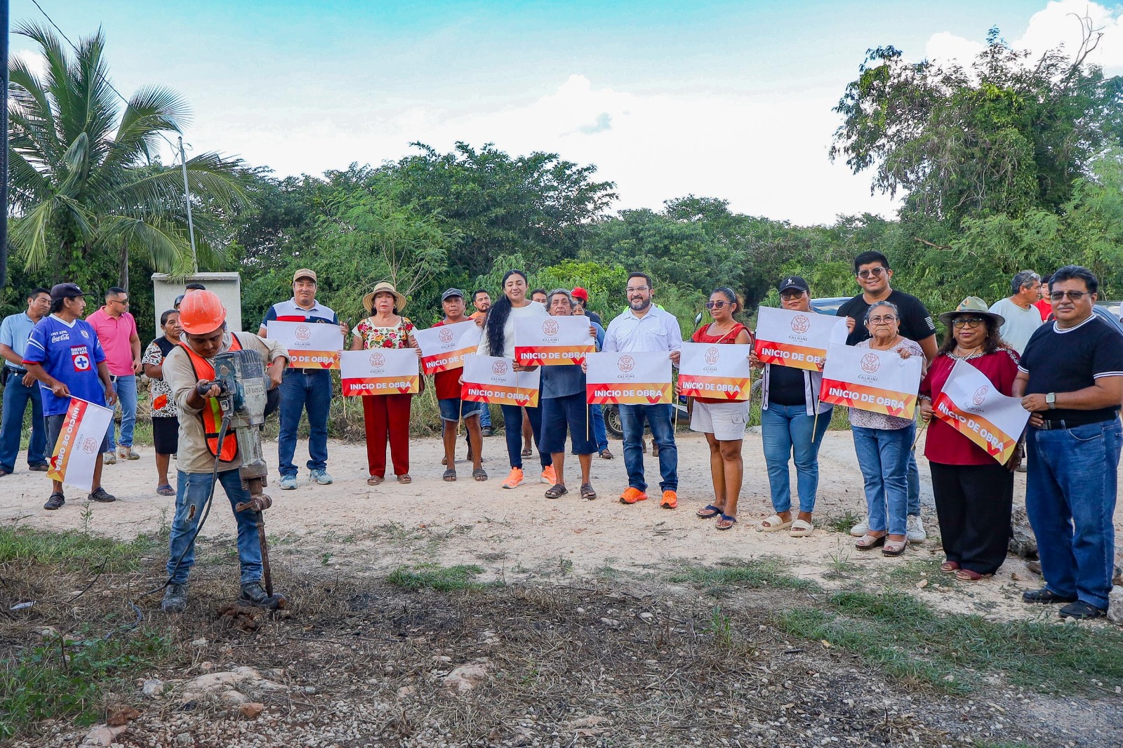 Millán Atoche destacó que la obra que se llevará a cabo en Montecristo es la más grande en materia de ampliación eléctrica dentro de su administración y que con ello reafirma y ratifica su compromiso de seguir llevando infraestructura a las colonias y comunidades que más lo necesitan, ya que su compromiso lo pone frente a una sociedad a la que hay que cumplirle con hechos, como lo está haciendo este gobierno amable, capaz e imparable.