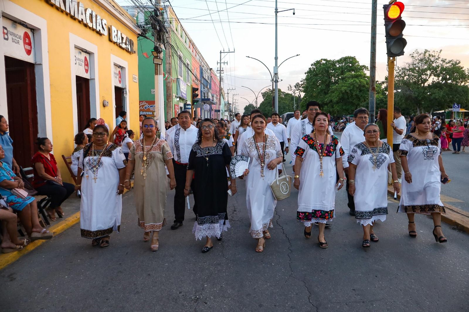 Las escuelas participantes deleitaron al público con coloridos bailables y presentaciones que resaltaron nuestras costumbres y tradiciones. Entre ellas destacaron el Jardín de Niños “Nezahualcóyotl”, el Jardín de Niños “Reyes de Reforma”, el Jardín de Niños “U Nah Chiich” (la casa de los pajaritos), la Primaria “Benito Juárez”, la Primaria “Pedro Pablo Arcila”, la Primaria “Francisco G. Torres” en sus turnos matutino y vespertino, así como la Primaria “Carmen Meneses”, la Escuela Secundaria No. 3 y la Secundaria General No. 16.