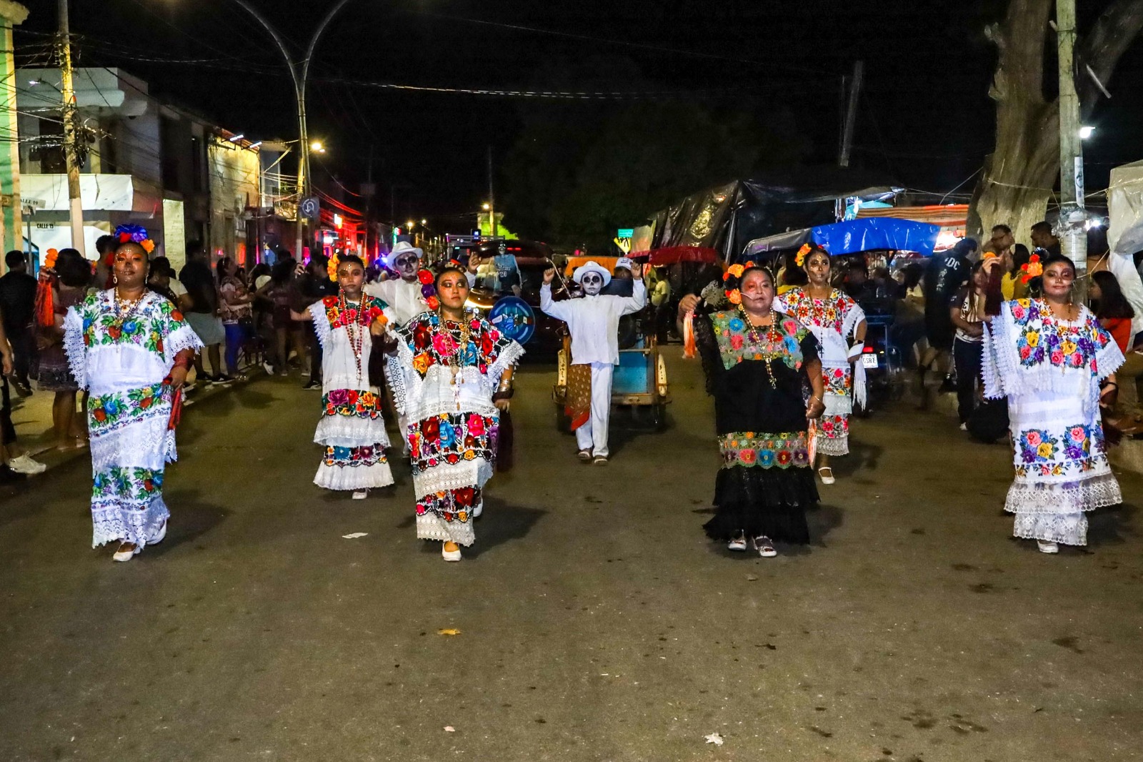 Con trajes regionales, velas encendidas y música tradicional, los participantes recordaron a quienes ya partieron, mostrando que la identidad y el amor por las costumbres mayas siguen más vivos que nunca.