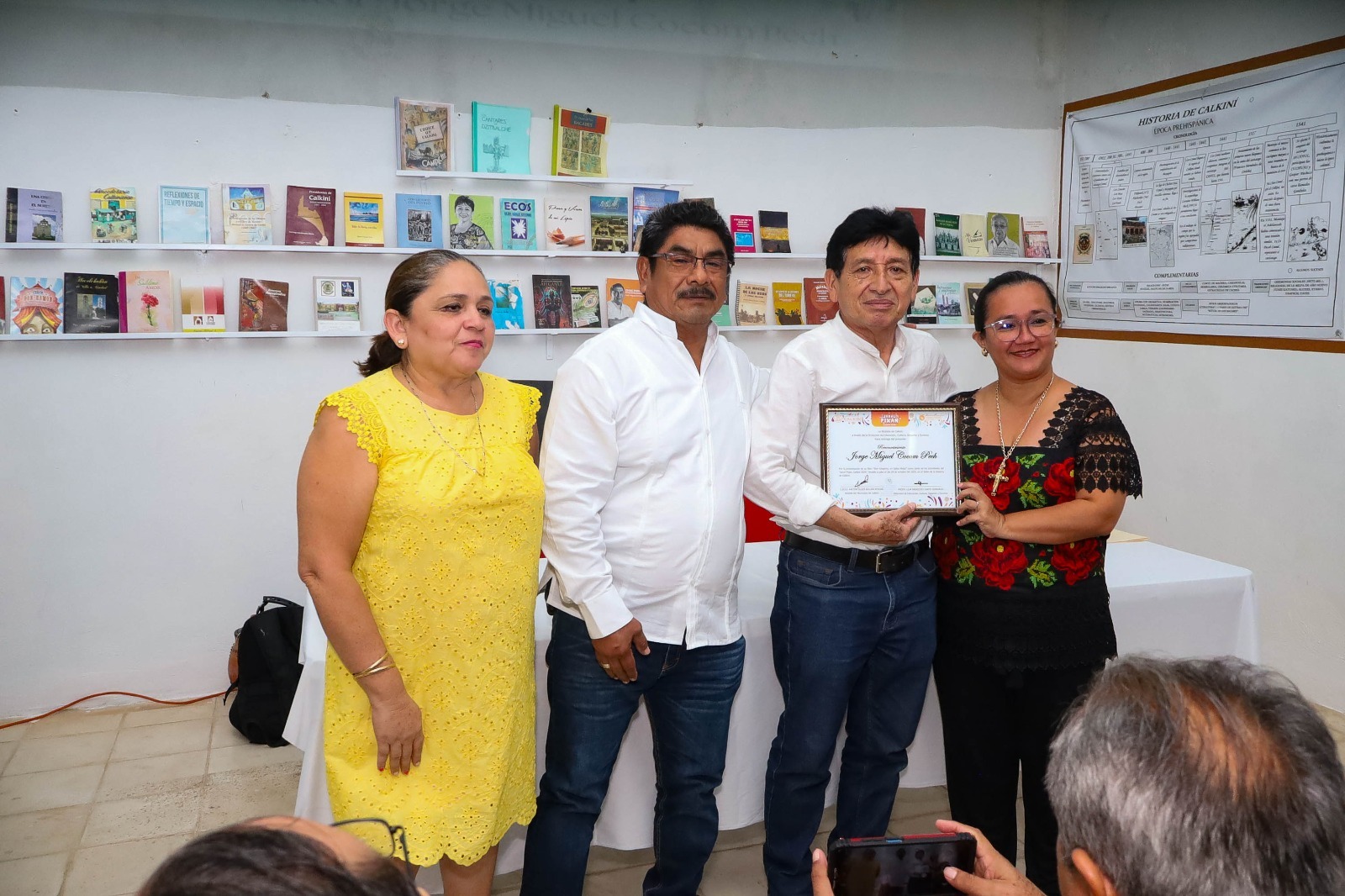 Durante la actividad, las autoridades municipales hicieron entrega de un merecido reconocimiento al profesor Miguel Cocom Pech, por su destacada trayectoria y por su invaluable contribución a la preservación de la cultura y lengua maya.