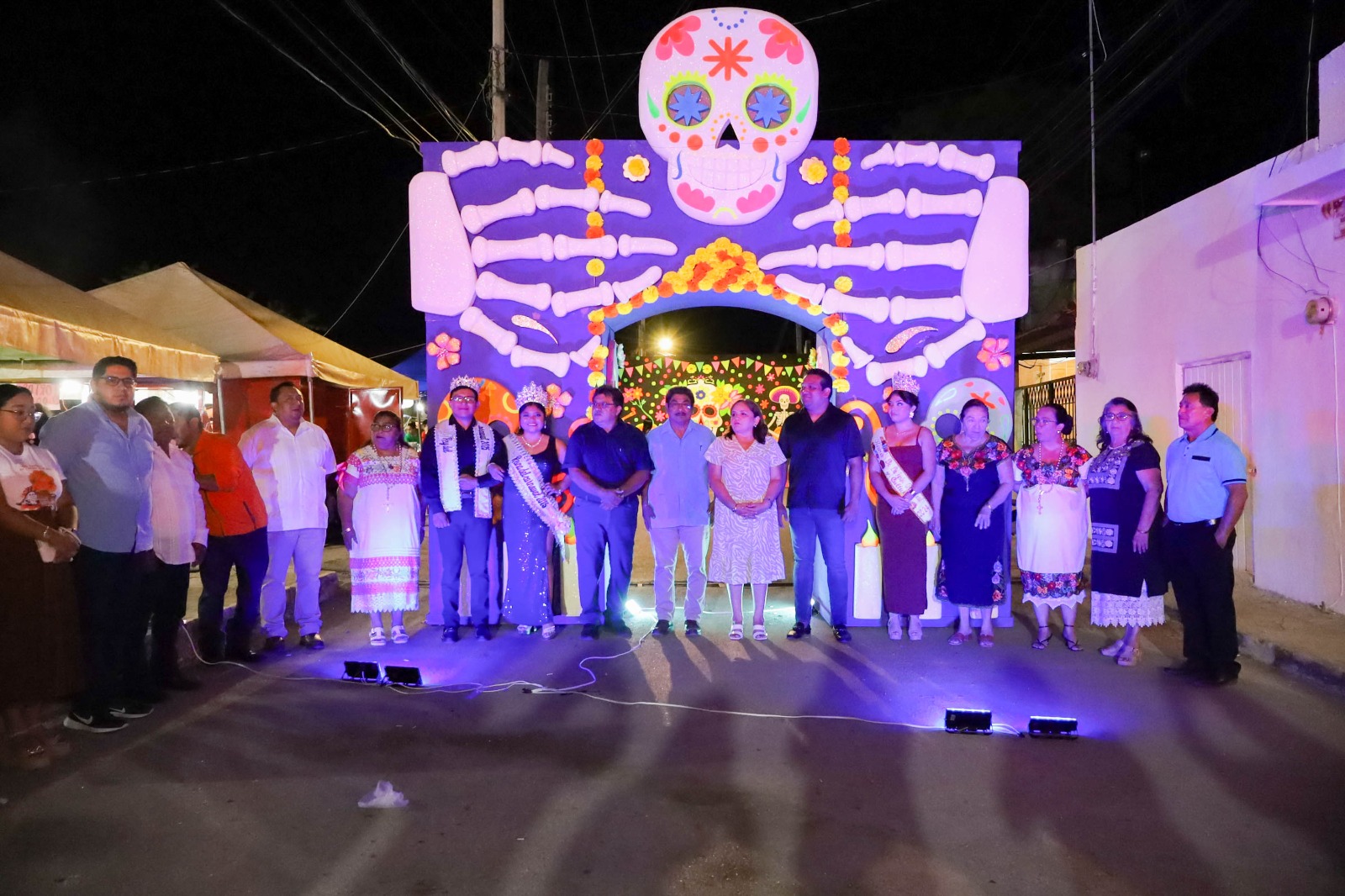 El parador fotográfico permanecerá disponible durante los dos días de la venta nocturna que se realiza en la central de abastos, donde cientos de familias acuden a realizar sus compras para la preparación de los pibipollo y demás productos que formarán parte de los altares tradicionales.