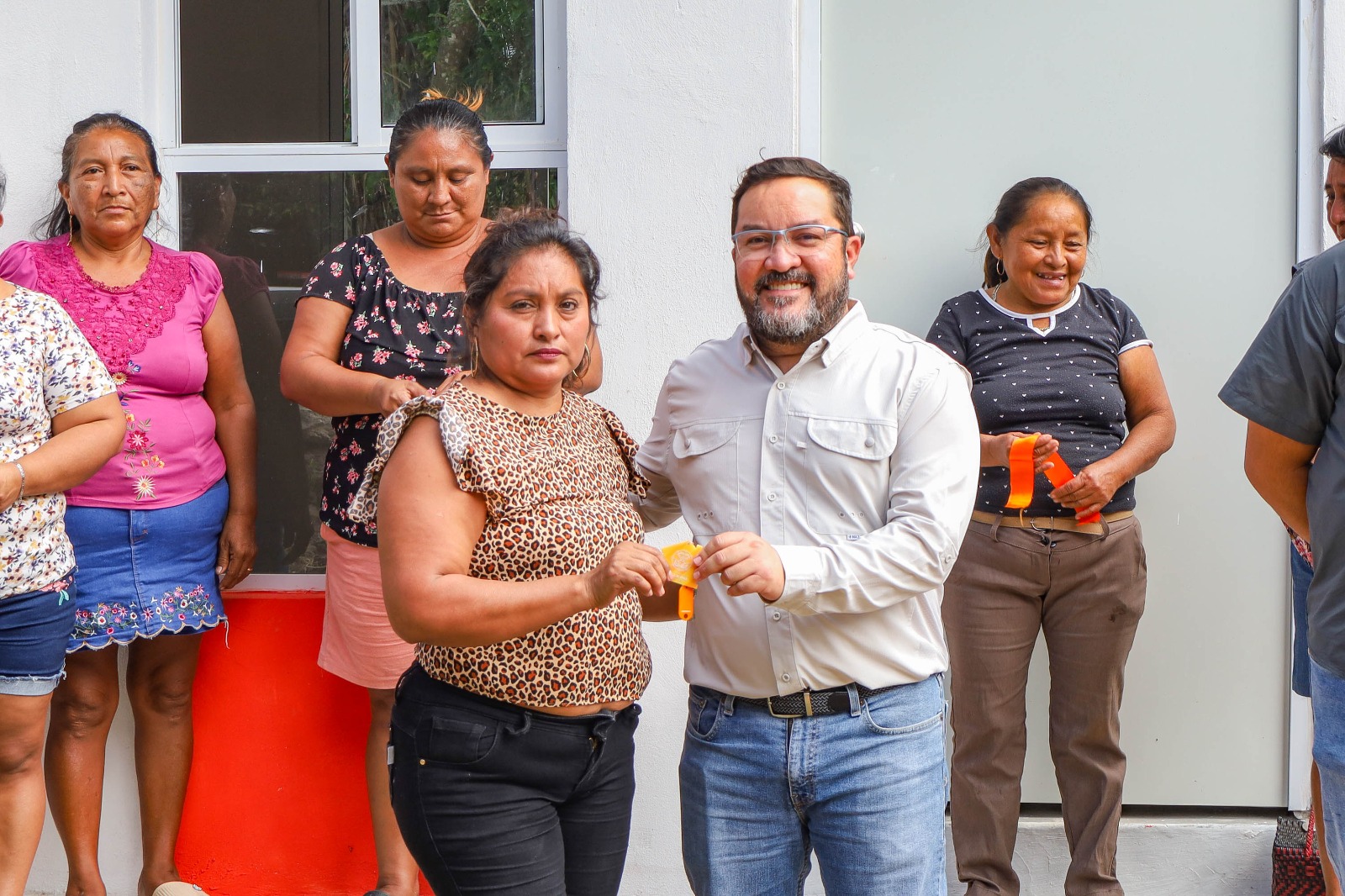 Con el cumplimiento de su palabra y resultados tangibles, el presidente municipal realizó la entrega de siete cuartos dormitorio en la comunidad de Santa Cruz Ex-Hacienda, beneficiando directamente a igual número de familias que ahora disfrutan de mejores condiciones de vida.