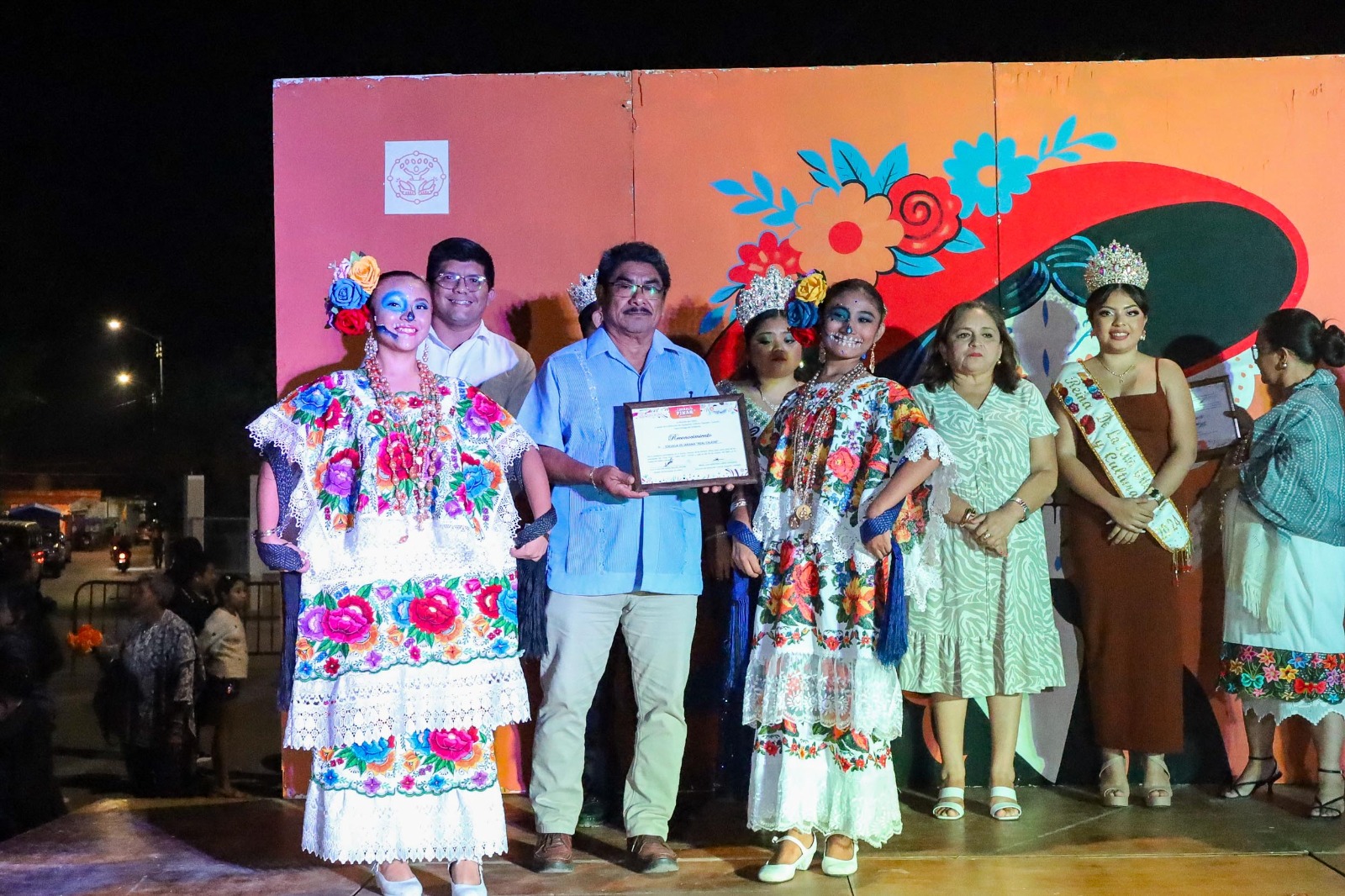 Las autoridades municipales reconocieron el esfuerzo y compromiso de los representantes de las academias, entregándoles merecidos reconocimientos a nombre del presidente municipal Milton Ulises Millán Atoche, por su valiosa aportación a la preservación de nuestras tradiciones y al fomento del arte y la convivencia familiar.