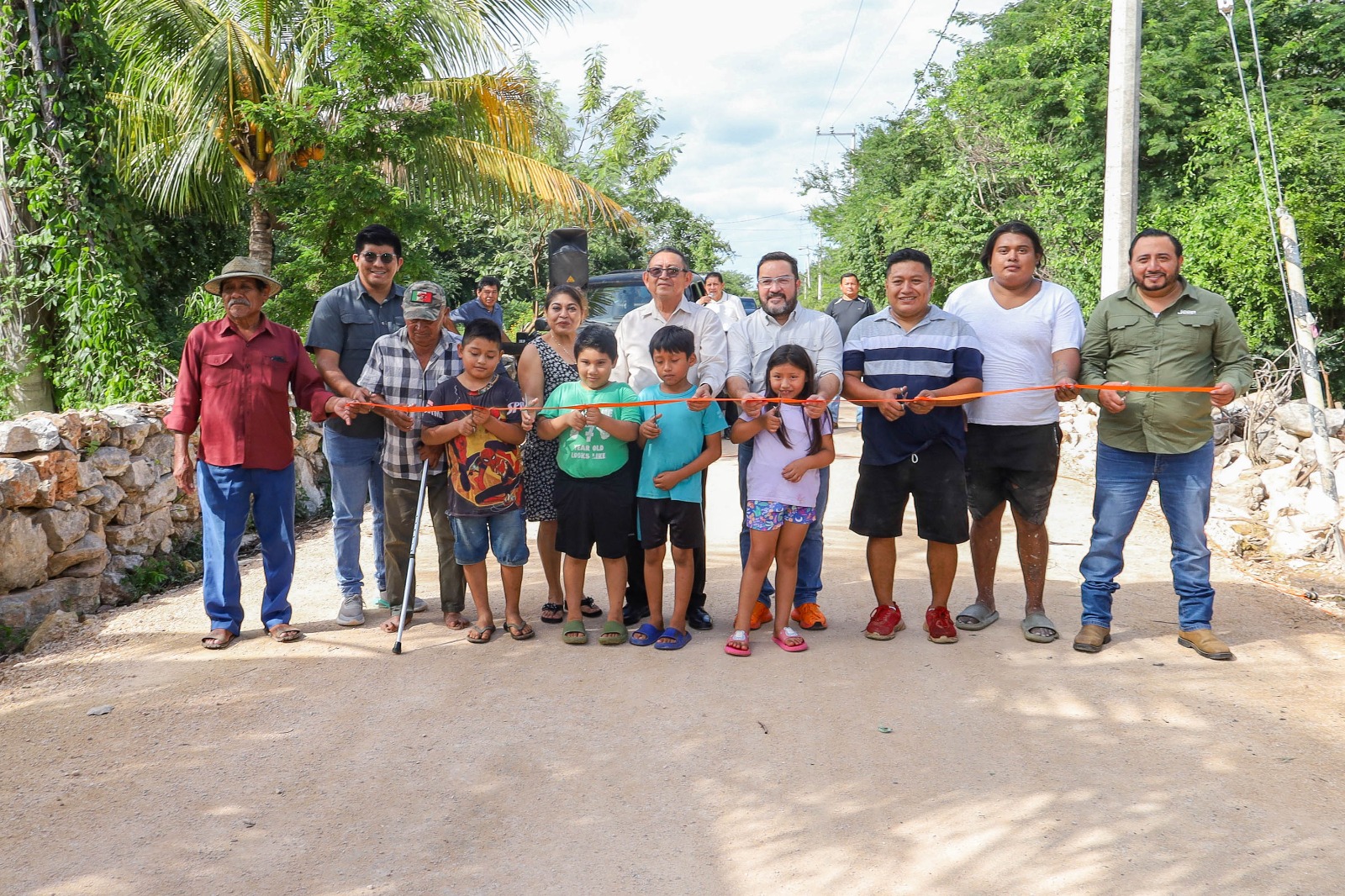 En compañía del presidente de la Junta Municipal, Rafael Naal Naal, del director de Desarrollo Económico, Agropecuario, de Inclusión y Bienestar Social, Filiberto Jesús Ku Turriza, y vecinos de la localidad, el edil inauguró la obra “Construcción de camino con base hidráulica”, una calle que facilitará la movilidad, garantizará mayor seguridad y mejorará la calidad de vida de las familias que diariamente transitan por esta vía.