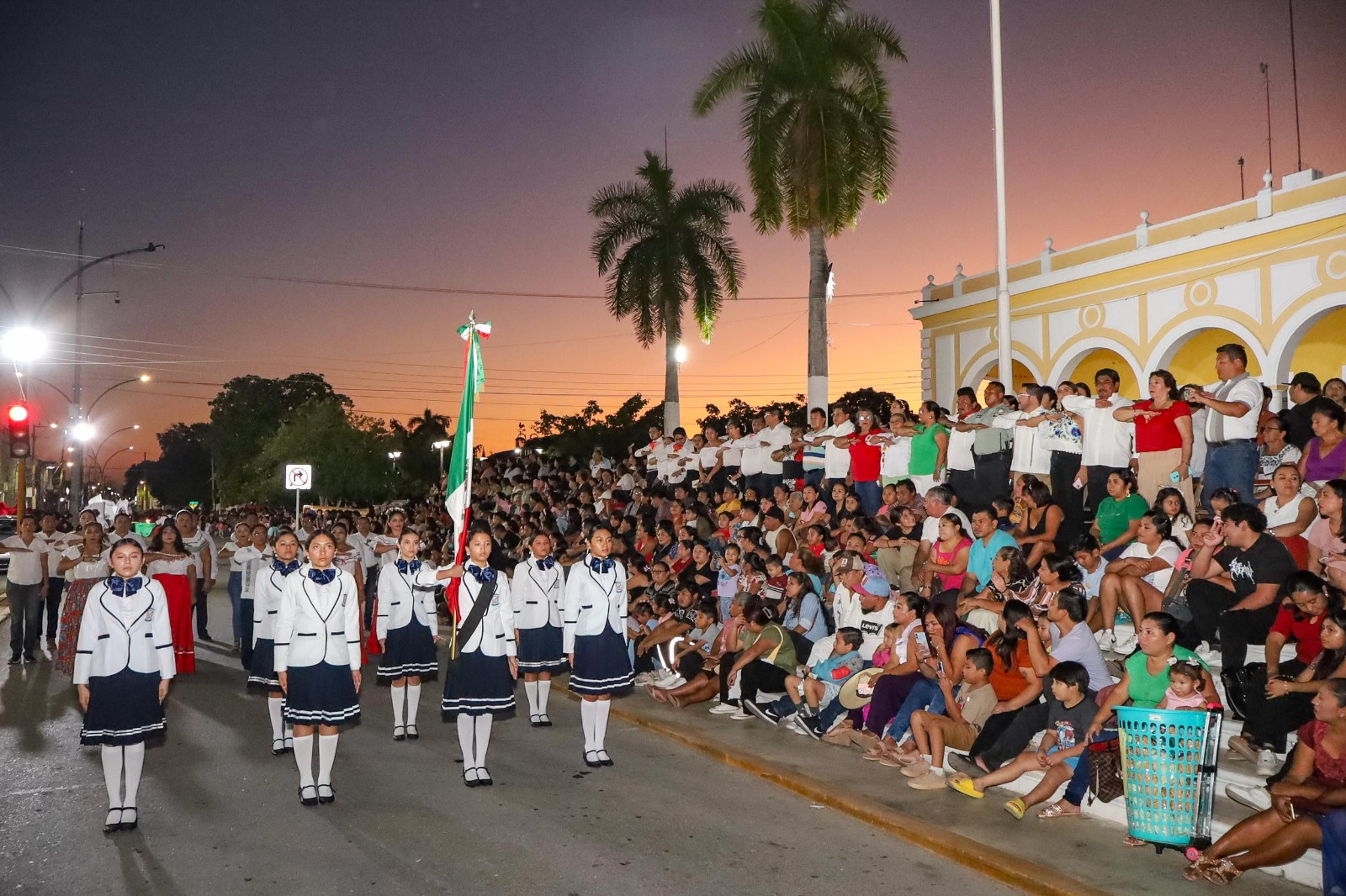 Las familias calkinienses se dieron cita en las principales calles de la ciudad para disfrutar de este recorrido que honra a los héroes que marcaron el rumbo de México y que mantiene viva una de las fechas más emblemáticas de nuestra historia.