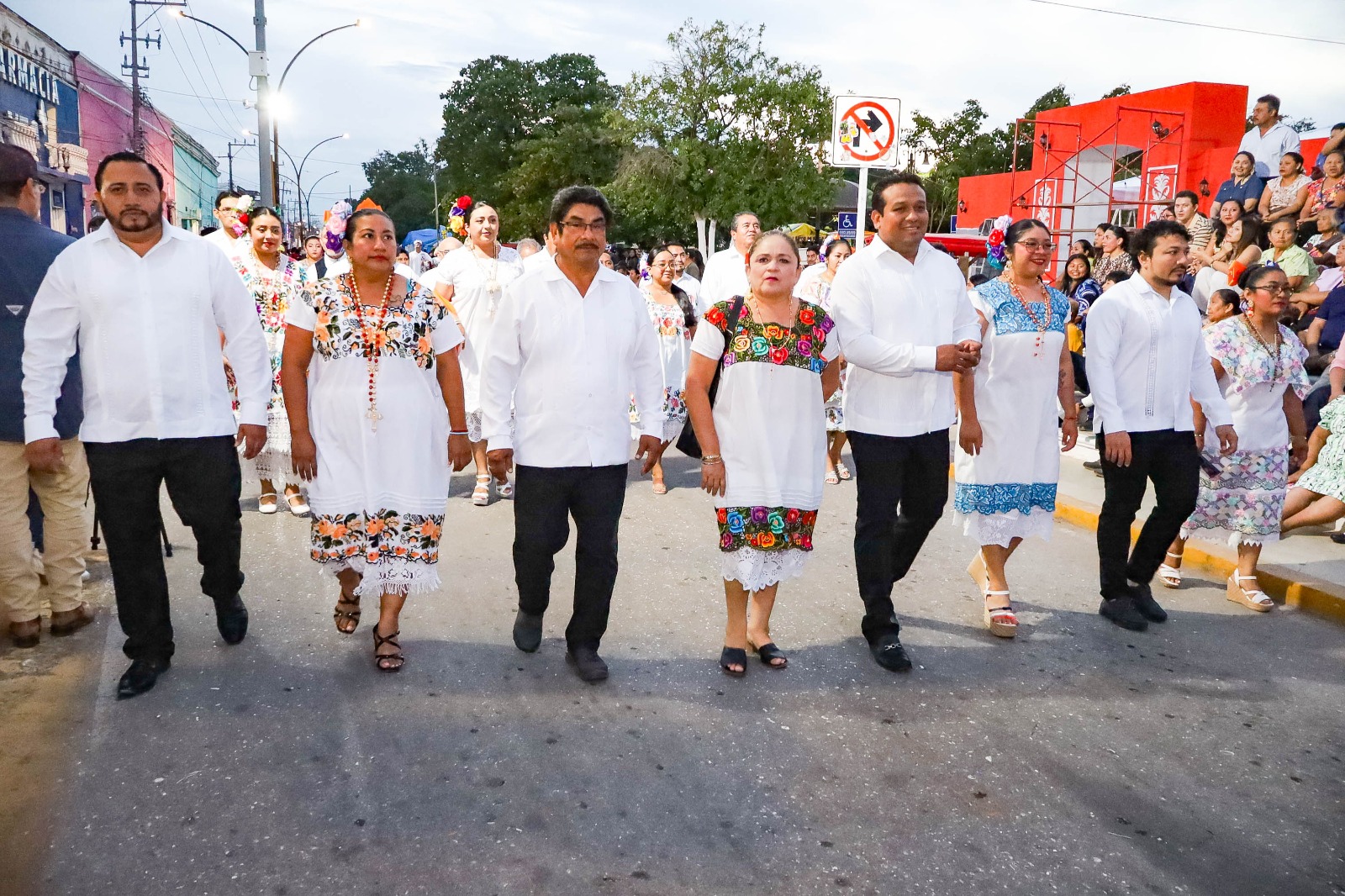 El contingente abrió con la participación de la Srita. Frida Concepción Fuentes Jiménez, reina de la XXXIV Feria Artesanal, Cultural y Deportiva 2025, seguida por funcionarios municipales. A lo largo del recorrido, instituciones educativas, academias y agrupaciones locales presentaron estampas, bailes y demostraciones que resaltaron el orgullo, la identidad y las tradiciones calkinienses.