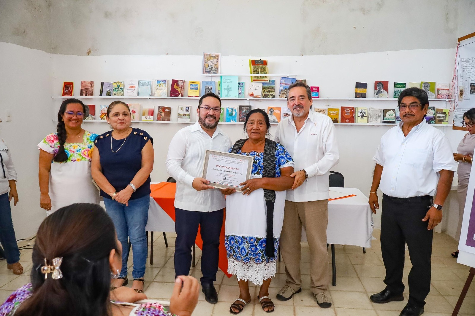 Al finalizar, el alcalde reconoció el valioso trabajo de las manos artesanas que fortalecen la identidad y preservan las tradiciones del municipio. Asimismo, agradeció a las autoridades federales por su apoyo en estos concursos que impulsan a las nuevas generaciones en la creación de piezas que enaltecen el patrimonio cultural de Calkiní.