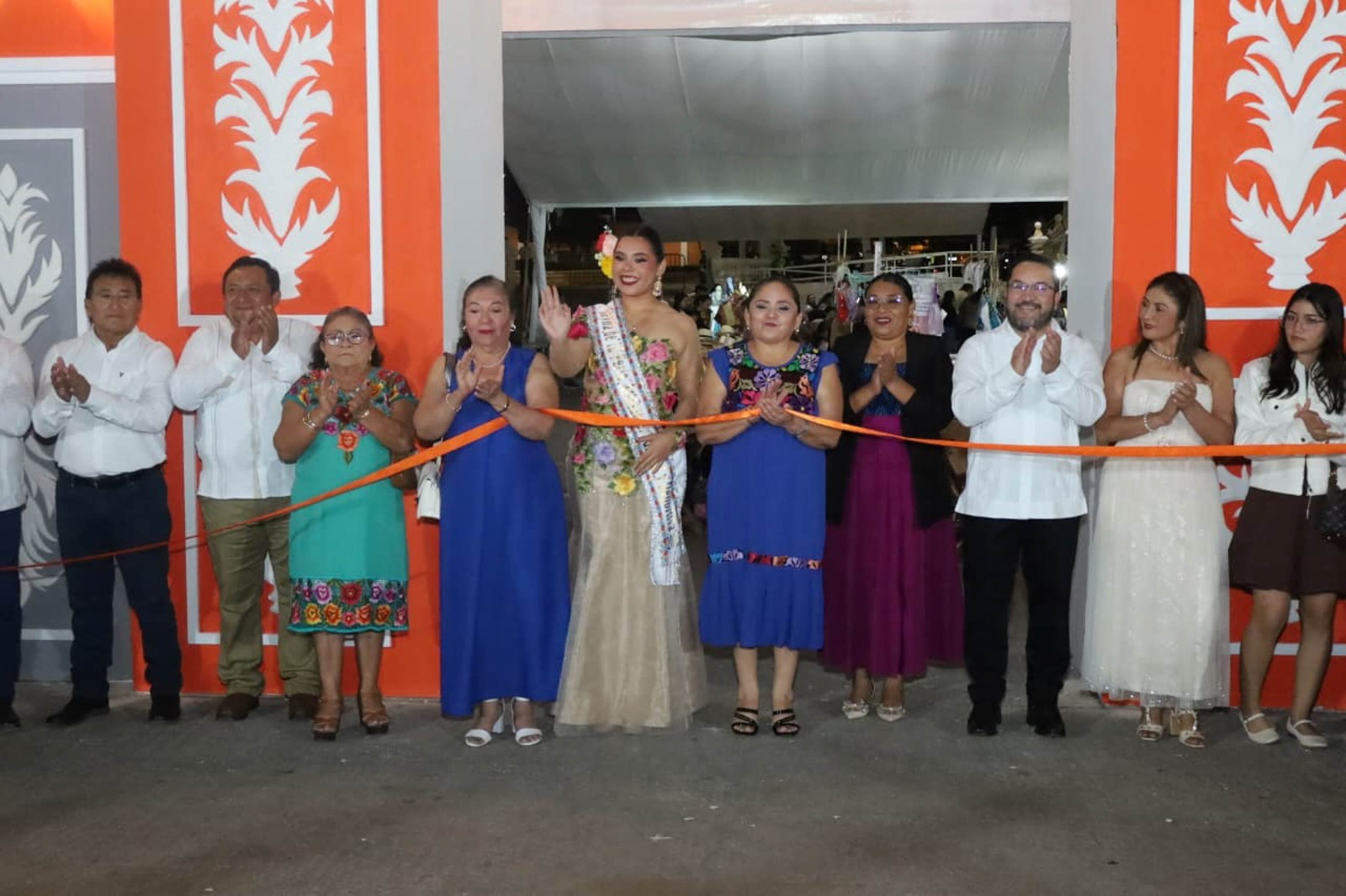 Con esta inauguración, la XXXIV Feria Artesanal, Cultural y Deportiva inicia una jornada donde el talento de Calkiní toma protagonismo. Este espacio representa una oportunidad para que nuestras artesanas, artesanos y deportistas den a conocer el fruto de su esfuerzo.