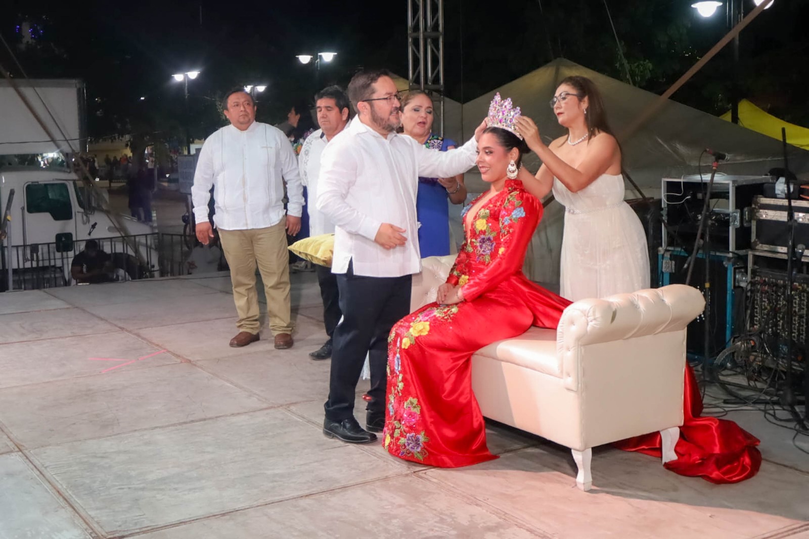 La velada también estuvo llena de diversión con el show cómico regional “Amor de tres”, y más tarde continuó el ambiente festivo con la presentación musical del grupo Havana Way, que puso ritmo a la noche de coronación.