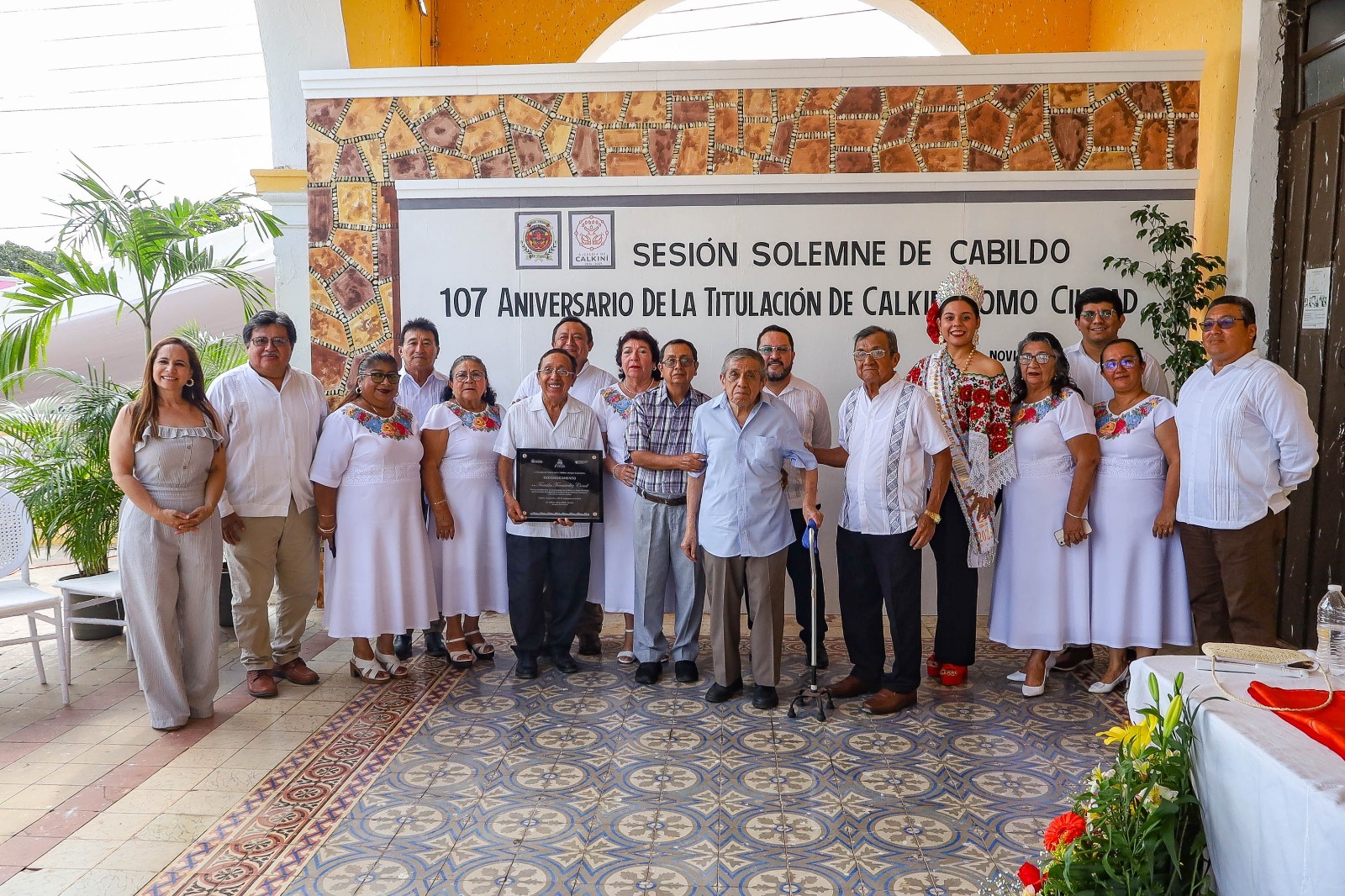 A través de estas distinciones, el Ayuntamiento de Calkiní reconoce a quienes con su dedicación y ejemplo enriquecen la vida del municipio. La administración municipal mantiene firme su compromiso de seguir promoviendo acciones que preserven nuestras tradiciones, fortalezcan la identidad local y motiven a las nuevas generaciones a contribuir al desarrollo de Calkiní.