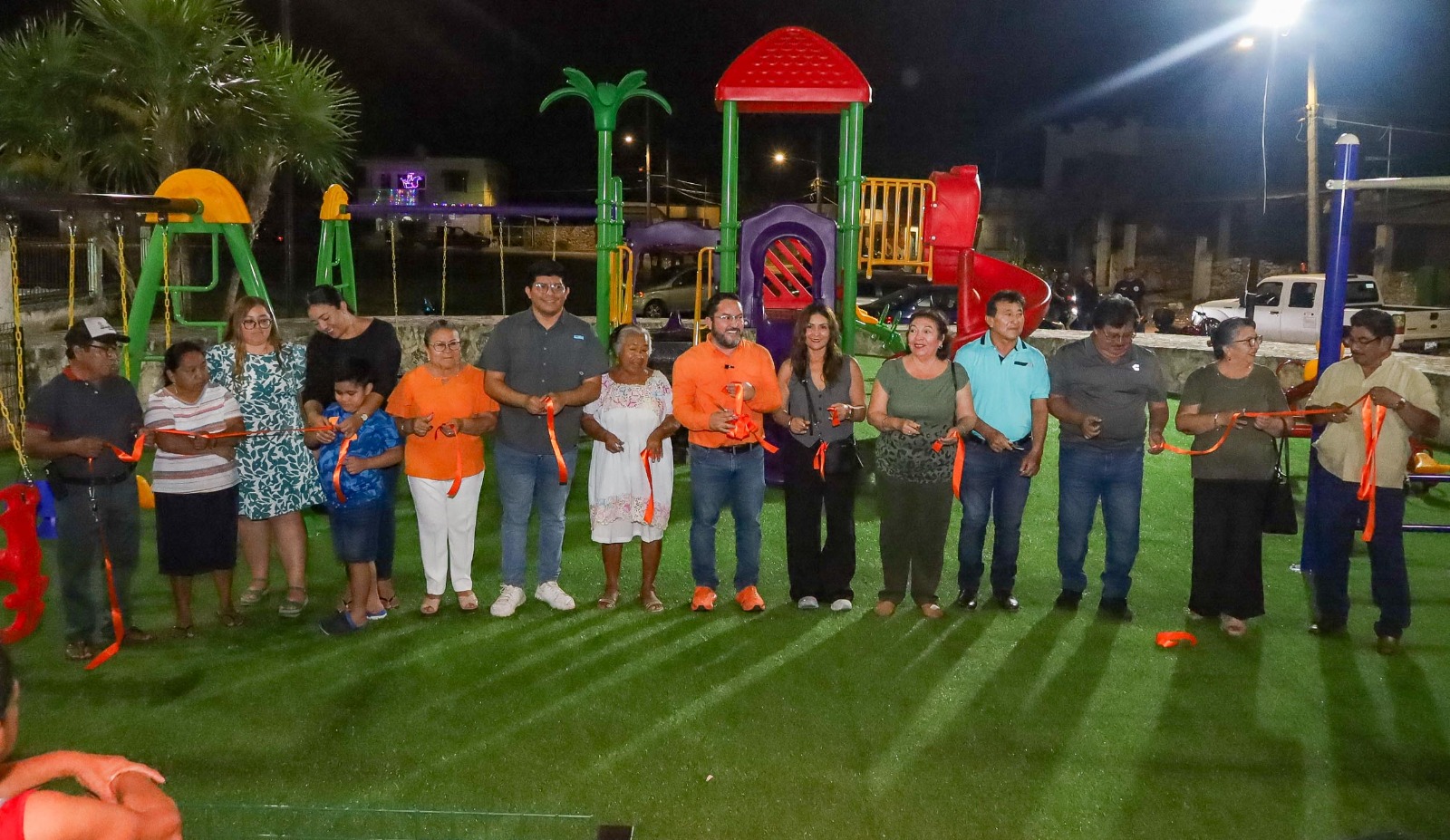 La obra incluyó la instalación de juegos infantiles como sube y baja, pasamanos y columpios, además de pasto sintético, plantación de pasto tipo San Agustín, botes de basura y una cerca perimetral de un metro de altura, garantizando mayor seguridad para quienes lo visitan.