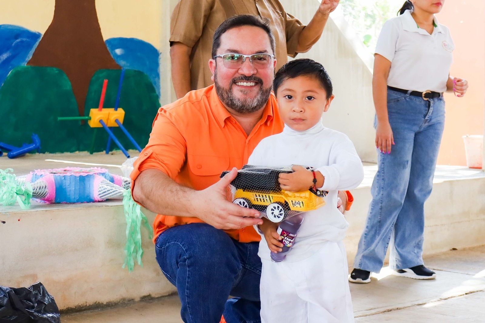Millán Atoche destacó que esta acción es resultado del trabajo coordinado con el DIF Municipal, presidido por su esposa, la Mtra. Guadalupe González Canto, sumando esfuerzos para fortalecer el bienestar y la alegría de las familias, dando de corazón felicidad cada niña y niño.
