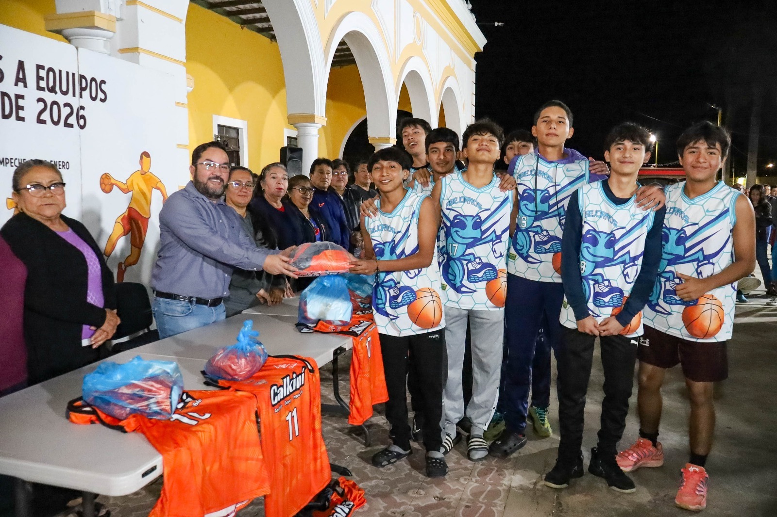 Durante el acto, el alcalde felicitó a las y los atletas por iniciar esta nueva etapa en su formación deportiva y reiteró su compromiso de continuar respaldando al deporte y a la juventud de Calkiní, tal como lo ha hecho desde el inicio de su administración.