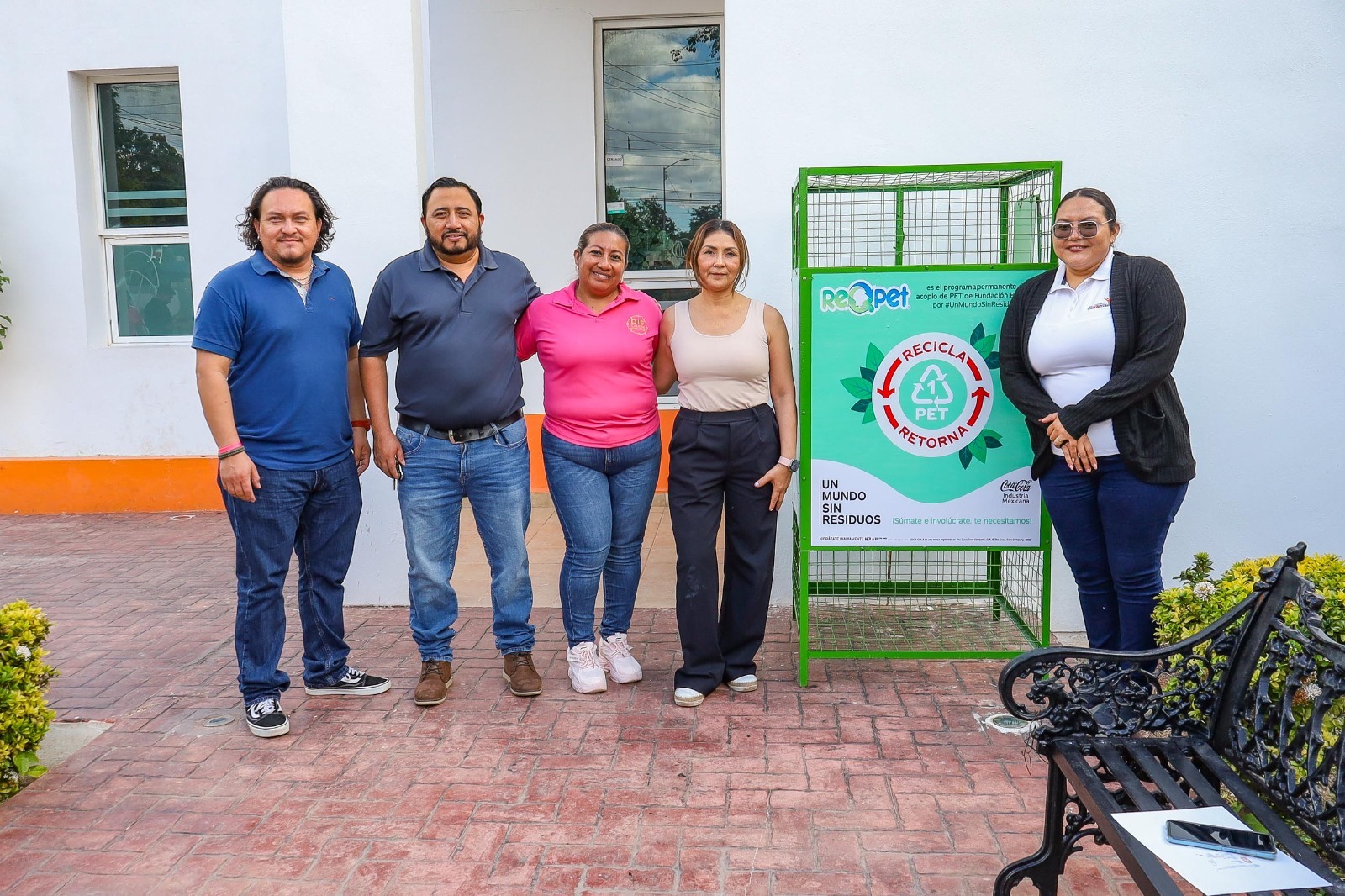 Los contenedores fueron instalados en el CBTis No. 126, la Escuela Primaria Urbana Benito Juárez y el DIF Municipal, espacios estratégicos que permitirán involucrar a la comunidad educativa y a la ciudadanía en acciones a favor del medio ambiente.
