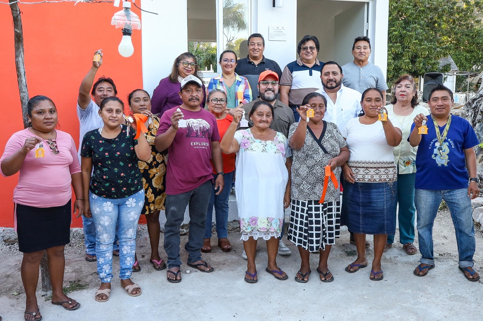 Con sonrisas y muestras de agradecimiento, familias de la comunidad de San Nicolás recibieron las llaves de sus nuevos cuartos dormitorios, entregados por el alcalde Milton Ulises Millán Atoche, como parte del compromiso de su administración con el bienestar de las familias.