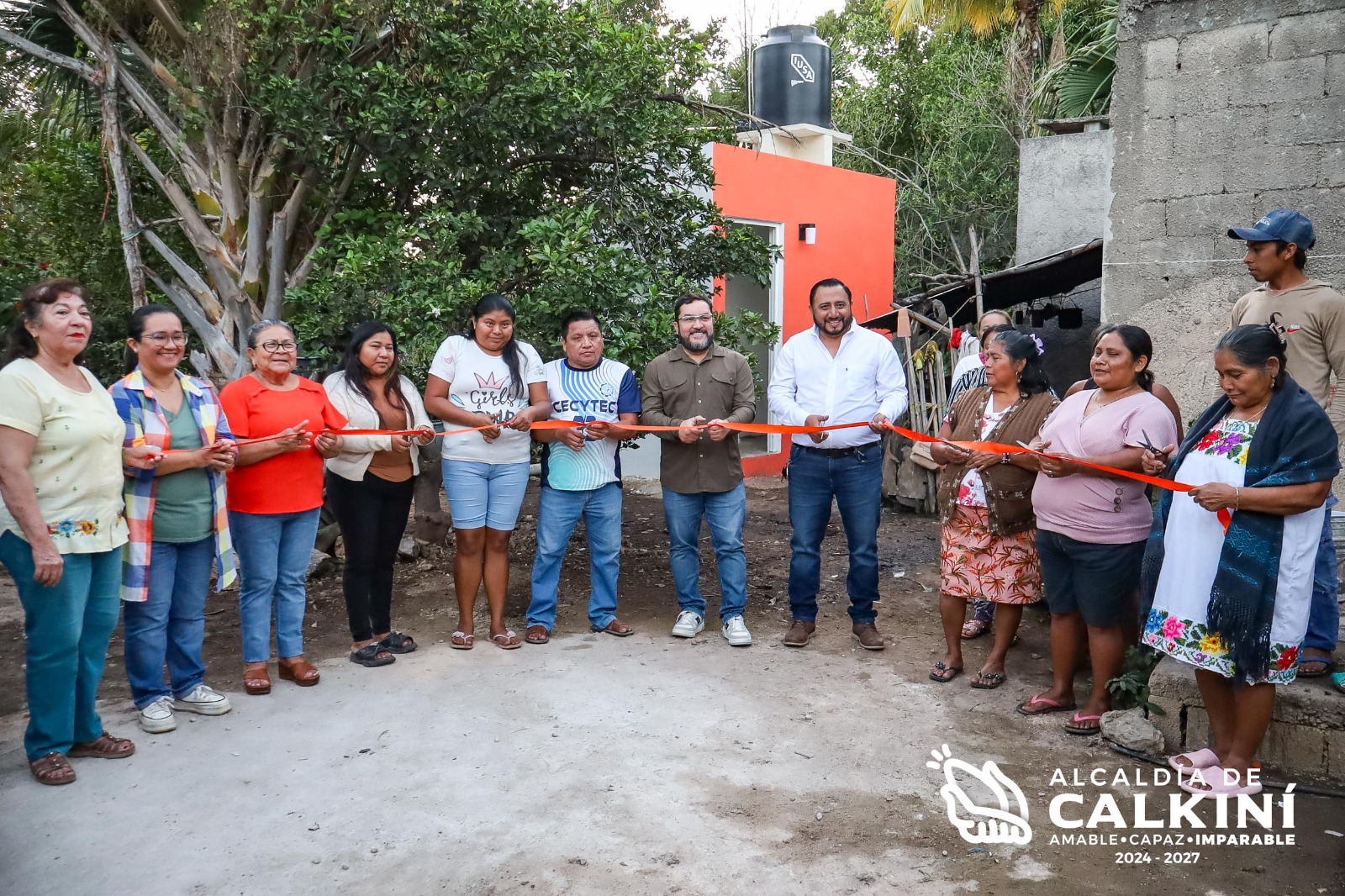 Atender necesidades básicas es atender a la gente. Bajo este principio, el alcalde Milton Ulises Millán Atoche, acompañado del H. Cuerpo de Regidores, del director de Desarrollo Económico, Agropecuario, de Inclusión y Bienestar Social, Filiberto Jesús Kú Turriza, y de la autoridad local, realizó la entrega de 15 baños a familias de comunidad de Pucnachén, una acción que contribuye directamente a mejorar la salud, la higiene y el bienestar diario de los hogares, especialmente de aquellos en situación de mayor vulnerabilidad.