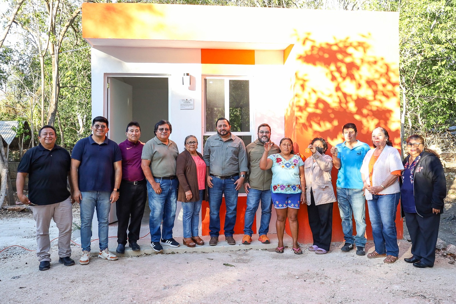 El presidente municipal Milton Ulises Millán Atoche realizó la entrega de las llaves de tres cuartos dormitorios de nueva construcción a familias de la comunidad de Concepción, con el propósito de ofrecer espacios habitacionales dignos que contribuyan a mejorar sus condiciones de vida.