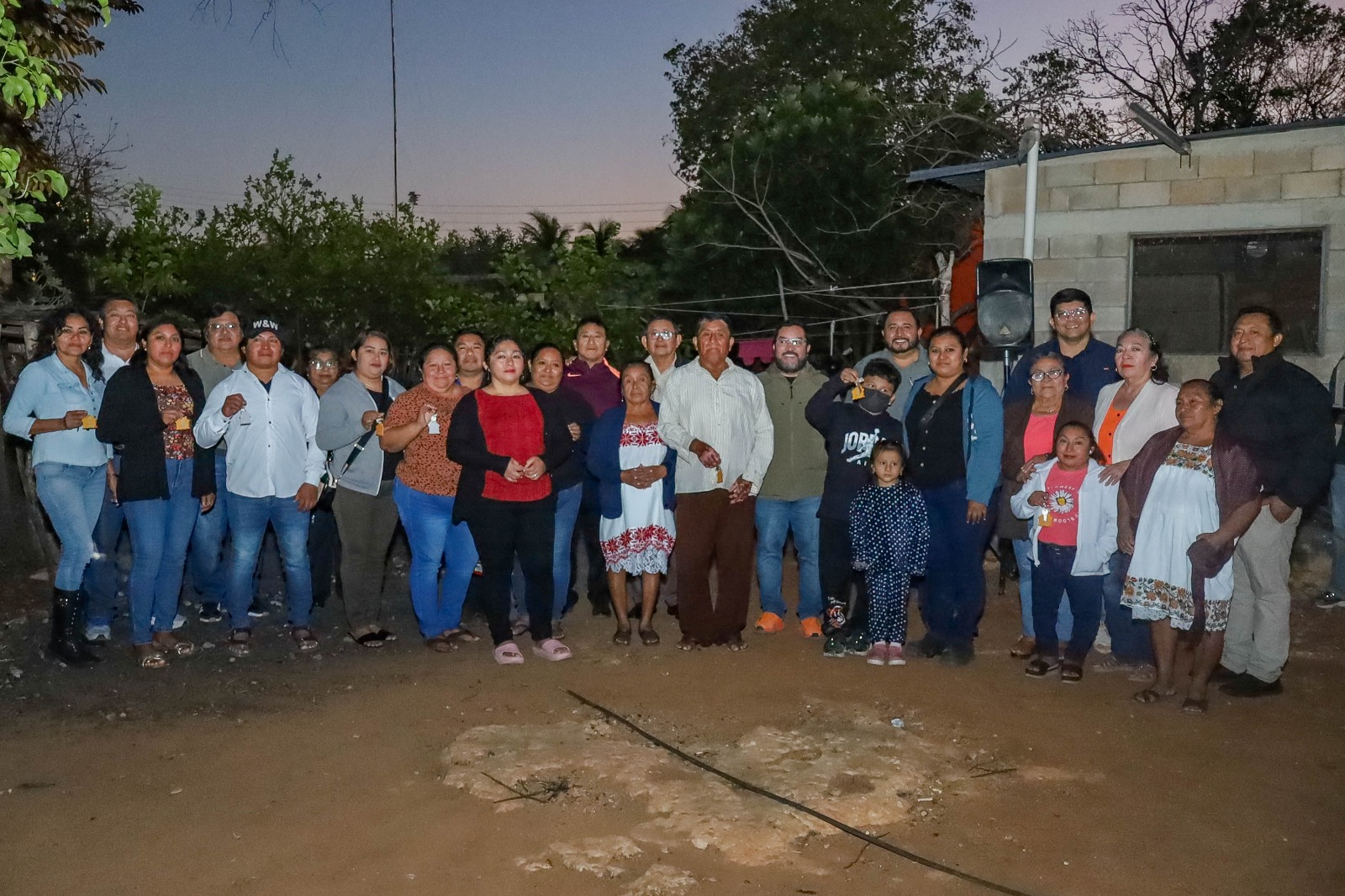 Dando continuidad a la entrega de obras y refrendando su firme compromiso de trabajar a favor de la ciudadanía, el alcalde Milton Ulises Millán Atoche realizó la entrega de 10 cuartos dormitorio en la Junta Municipal de Nunkiní, beneficiando directamente a 10 familias, quienes hoy cuentan con un espacio digno y seguro para vivir.