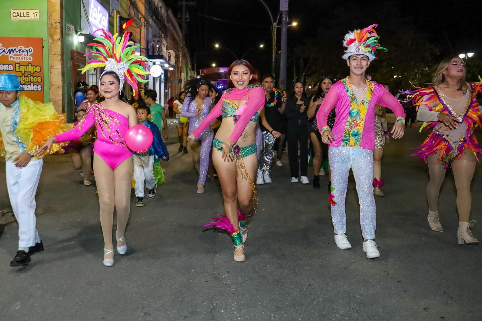 Con el tradicional gallo precarnavalesco y la quema del mal humor, el municipio de Calkiní dio inicio al Carnaval “Magia y Fantasía” 2026, en una jornada llena de ritmo, color y alegría.